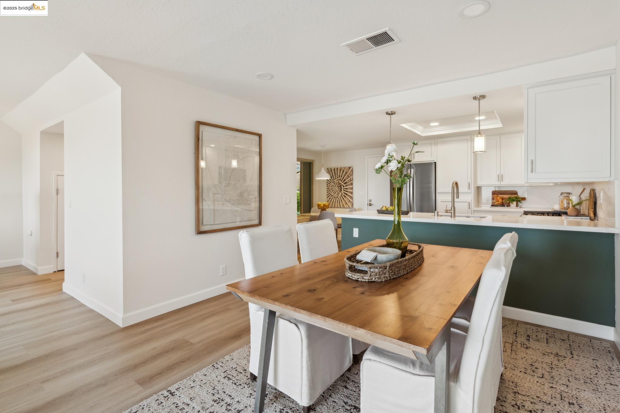Detail Gallery Image 10 of 30 For 145 Thousand Oaks St, Oakland,  CA 94605 - 3 Beds | 2/1 Baths