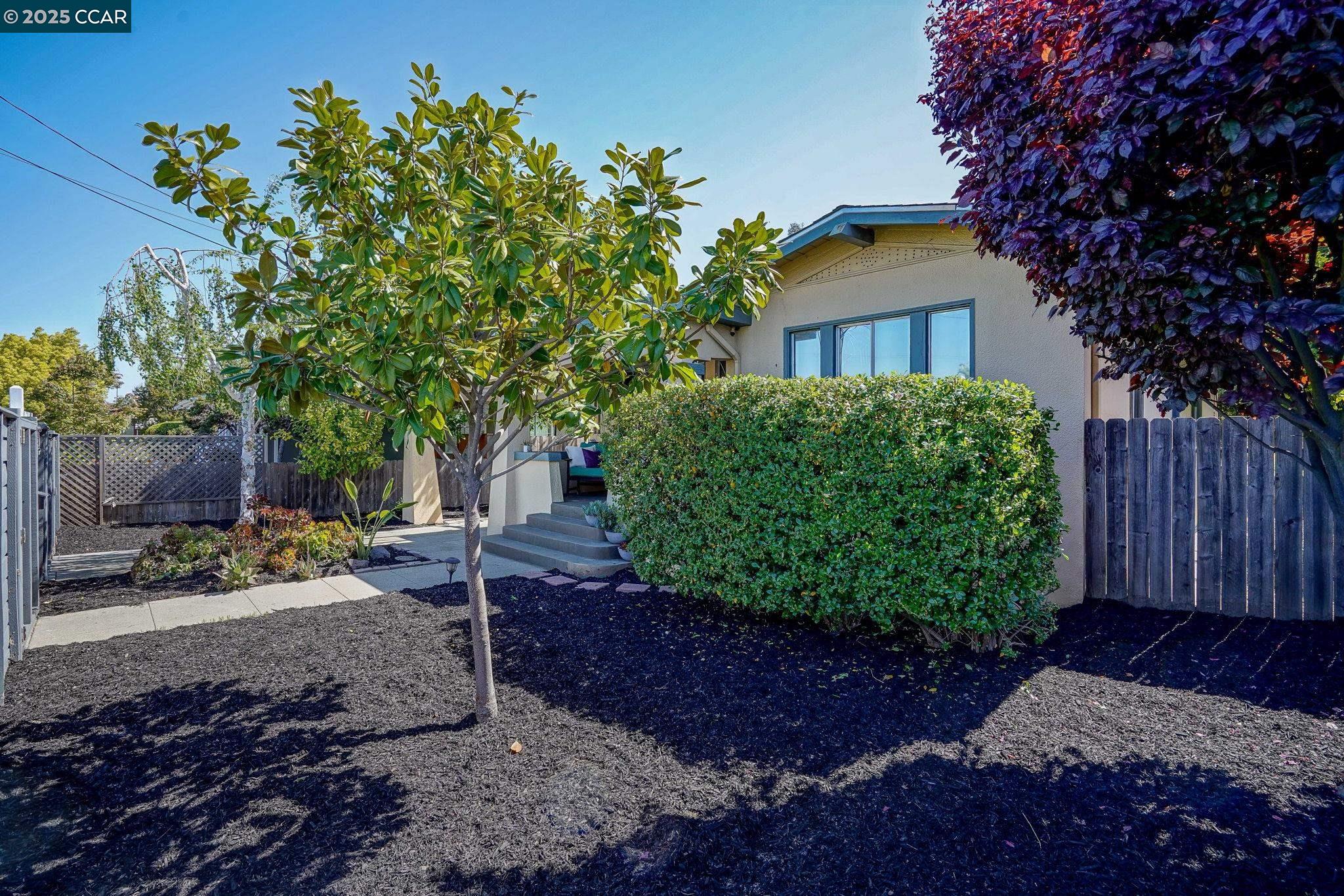Detail Gallery Image 2 of 23 For 311 Railroad Ave, Rodeo,  CA 94572 - 2 Beds | 1 Baths