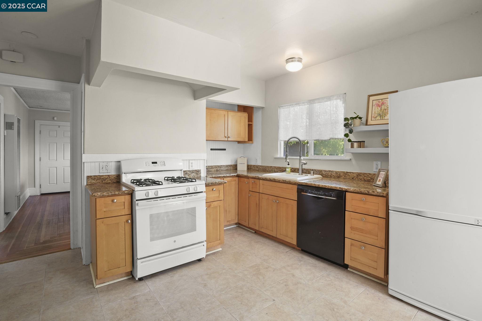 Detail Gallery Image 7 of 23 For 311 Railroad Ave, Rodeo,  CA 94572 - 2 Beds | 1 Baths