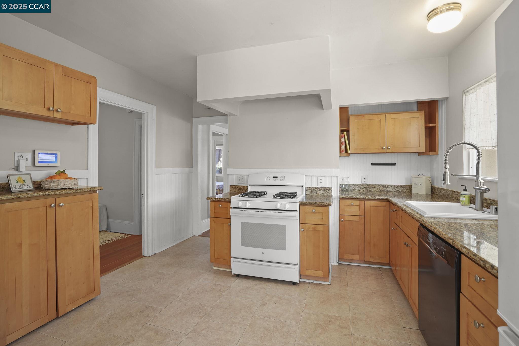 Detail Gallery Image 8 of 23 For 311 Railroad Ave, Rodeo,  CA 94572 - 2 Beds | 1 Baths