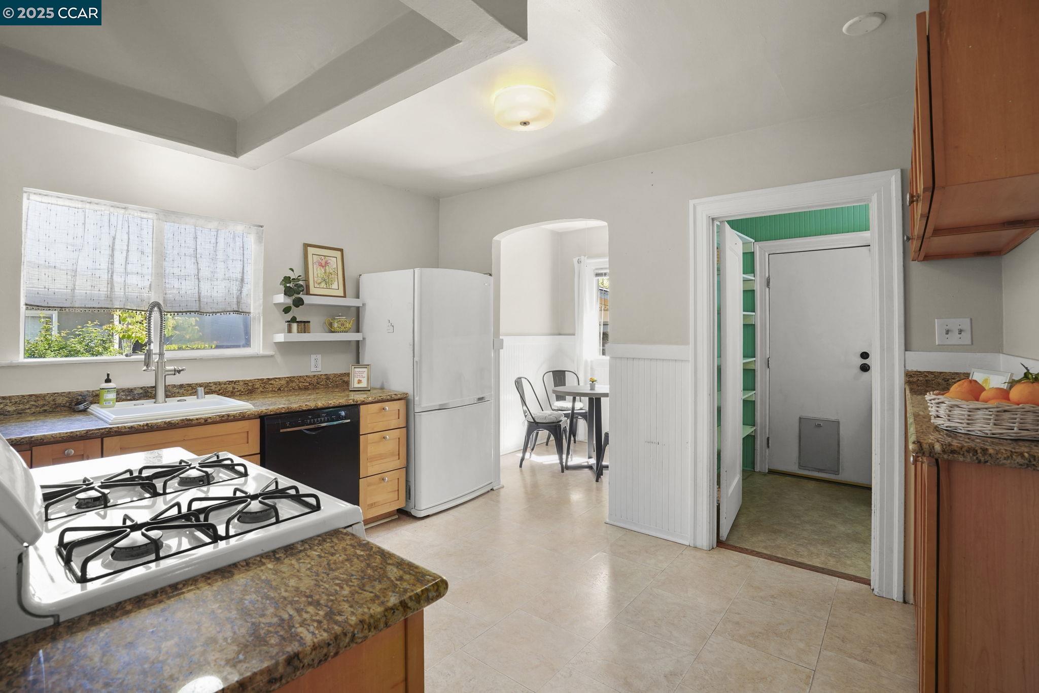 Detail Gallery Image 9 of 23 For 311 Railroad Ave, Rodeo,  CA 94572 - 2 Beds | 1 Baths