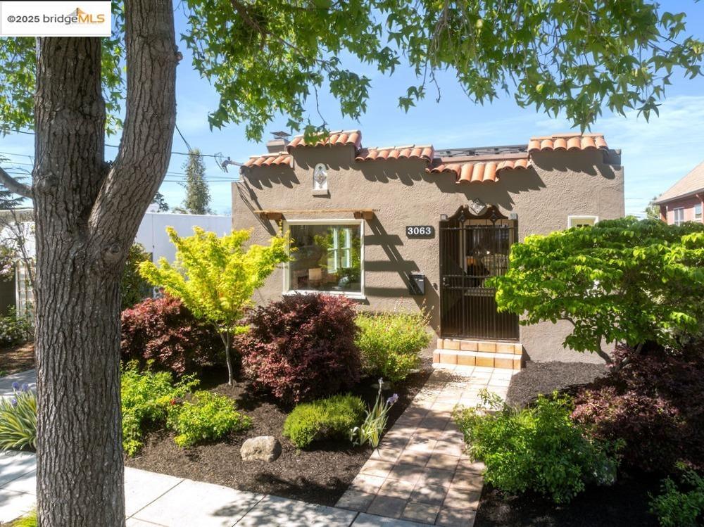 Detail Gallery Image 1 of 52 For 3063 California St, Oakland,  CA 94602 - 2 Beds | 2 Baths