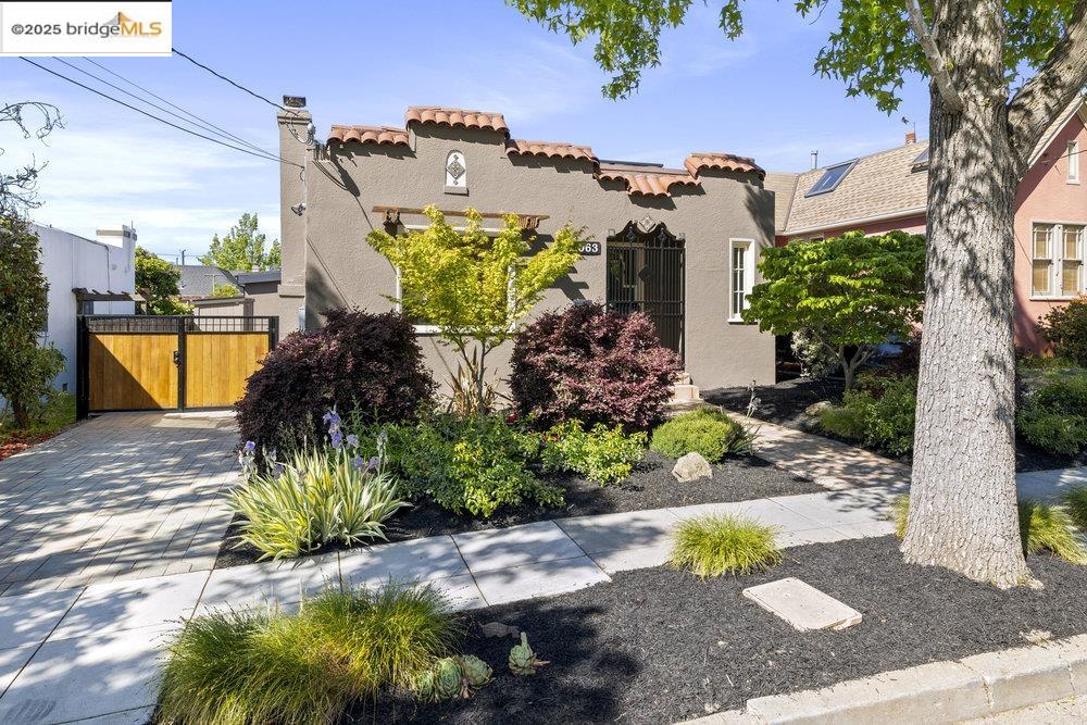 Detail Gallery Image 2 of 52 For 3063 California St, Oakland,  CA 94602 - 2 Beds | 2 Baths
