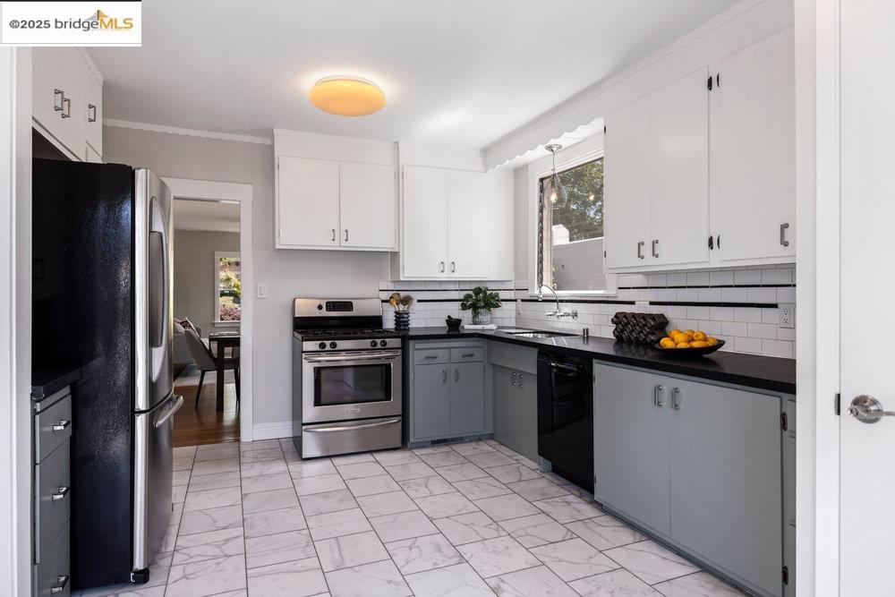 Detail Gallery Image 11 of 52 For 3063 California St, Oakland,  CA 94602 - 2 Beds | 2 Baths