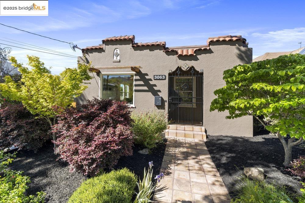 Detail Gallery Image 3 of 52 For 3063 California St, Oakland,  CA 94602 - 2 Beds | 2 Baths