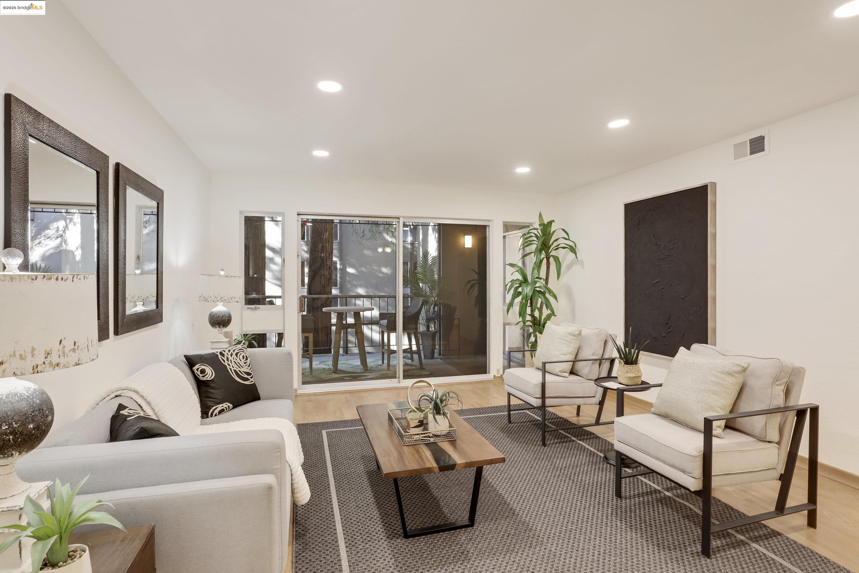Detail Gallery Image 1 of 31 For 323 Monte Vista Ave #107,  Oakland,  CA 94611 - 2 Beds | 2 Baths