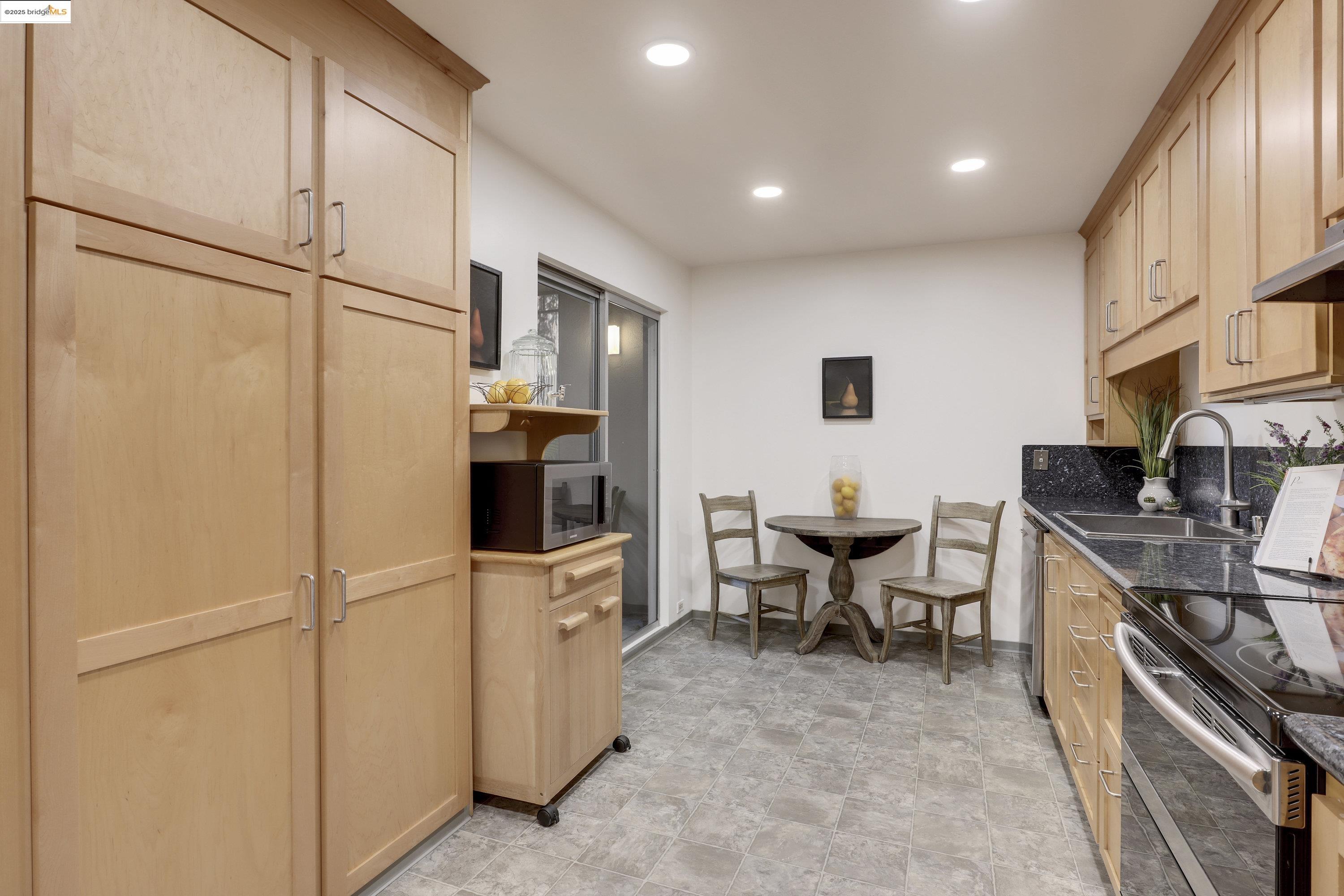 Detail Gallery Image 11 of 31 For 323 Monte Vista Ave #107,  Oakland,  CA 94611 - 2 Beds | 2 Baths
