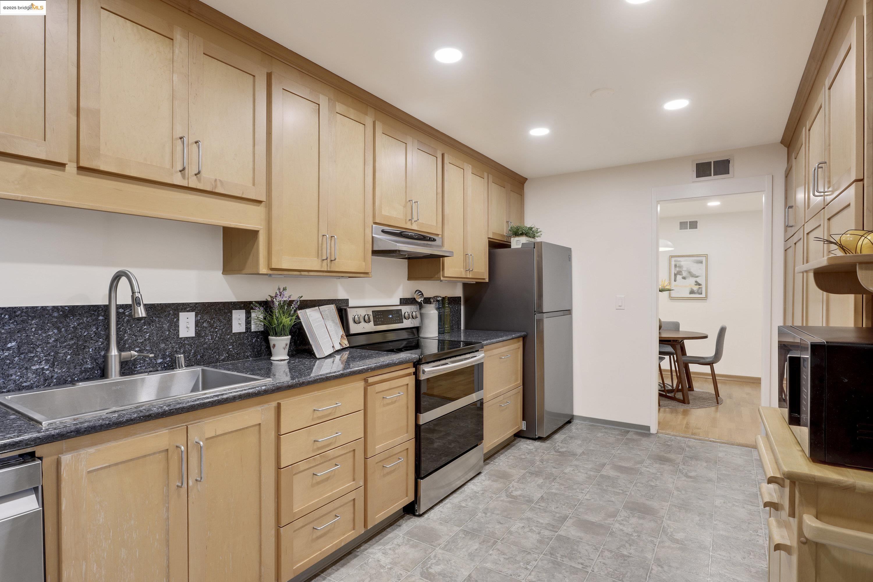 Detail Gallery Image 12 of 31 For 323 Monte Vista Ave #107,  Oakland,  CA 94611 - 2 Beds | 2 Baths