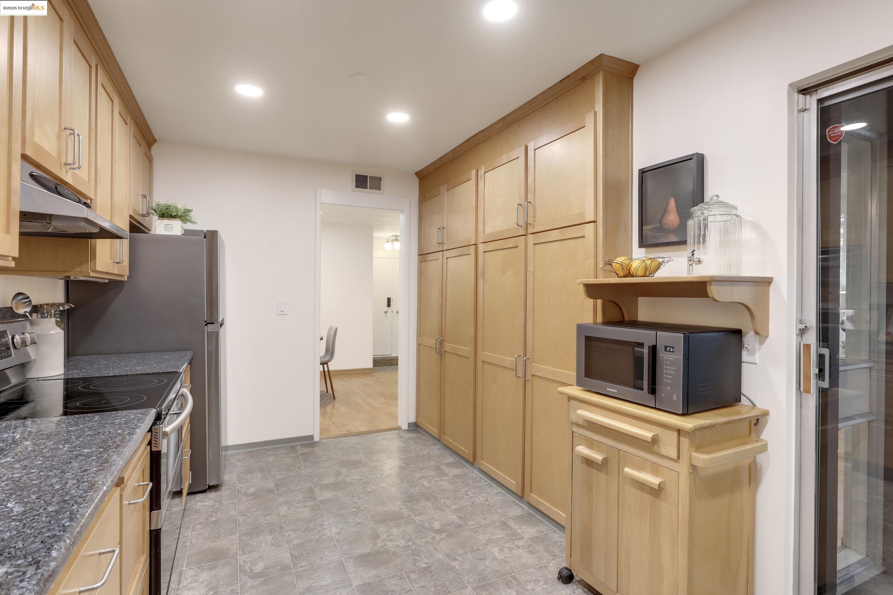Detail Gallery Image 13 of 31 For 323 Monte Vista Ave #107,  Oakland,  CA 94611 - 2 Beds | 2 Baths