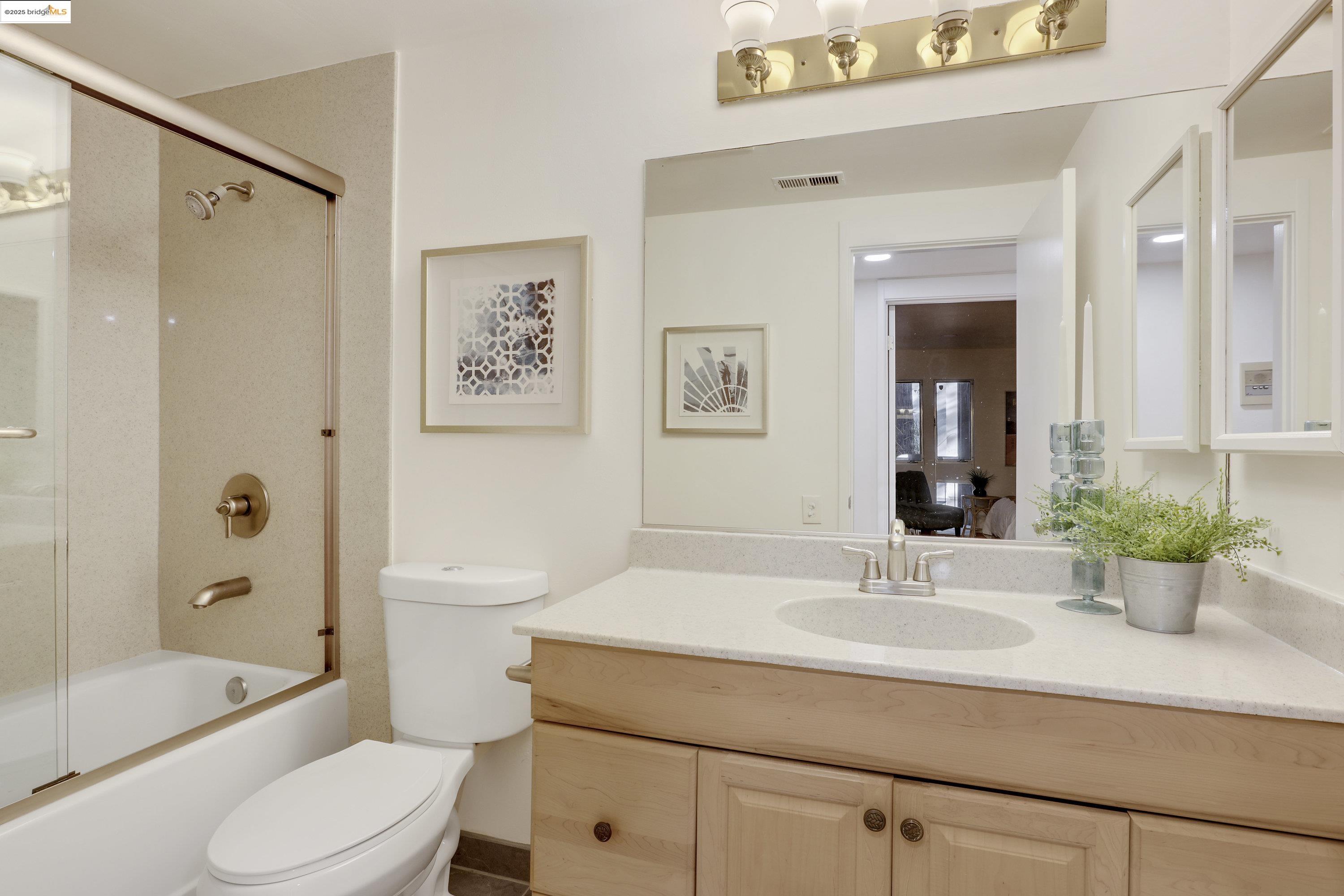 Detail Gallery Image 18 of 31 For 323 Monte Vista Ave #107,  Oakland,  CA 94611 - 2 Beds | 2 Baths