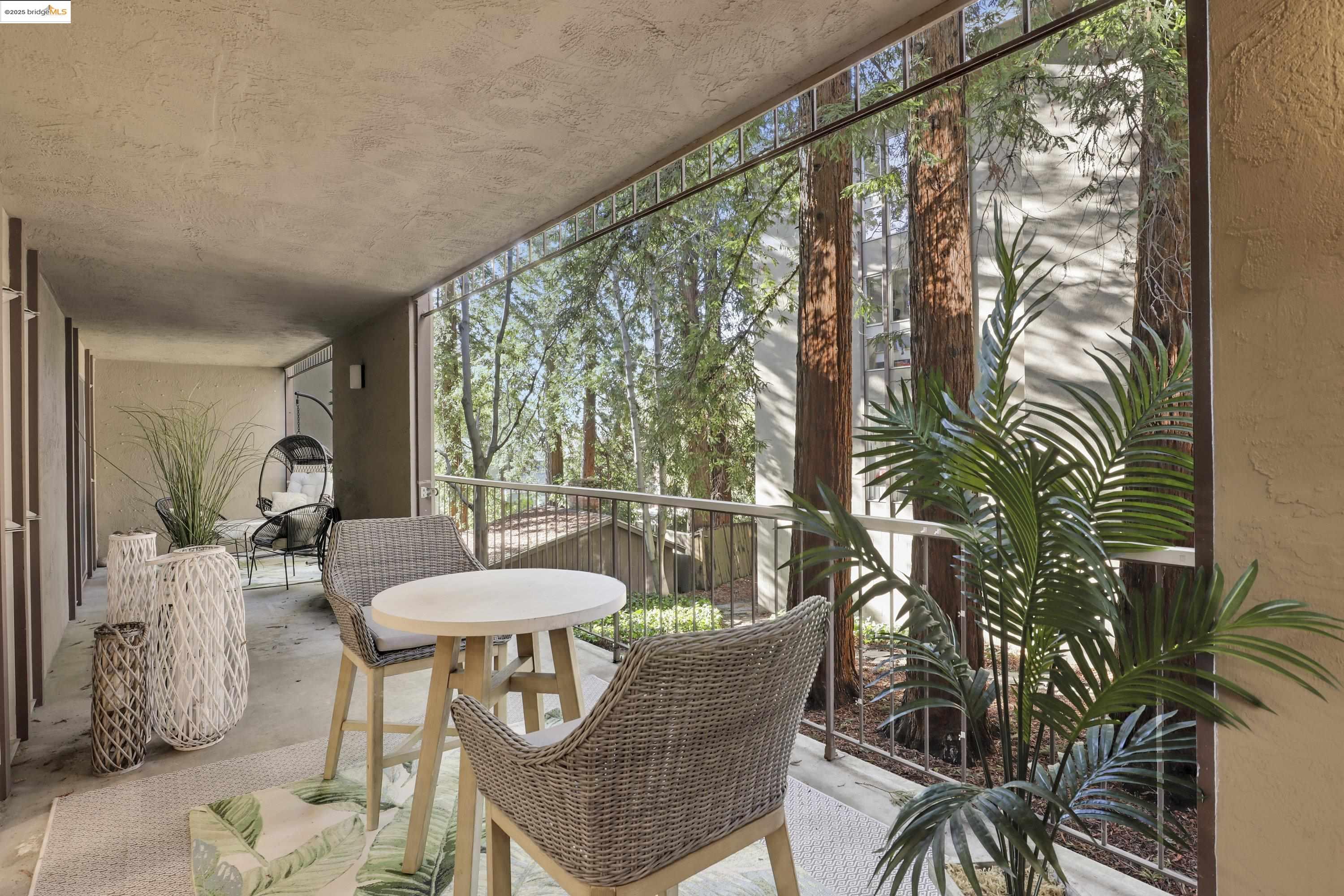 Detail Gallery Image 3 of 31 For 323 Monte Vista Ave #107,  Oakland,  CA 94611 - 2 Beds | 2 Baths