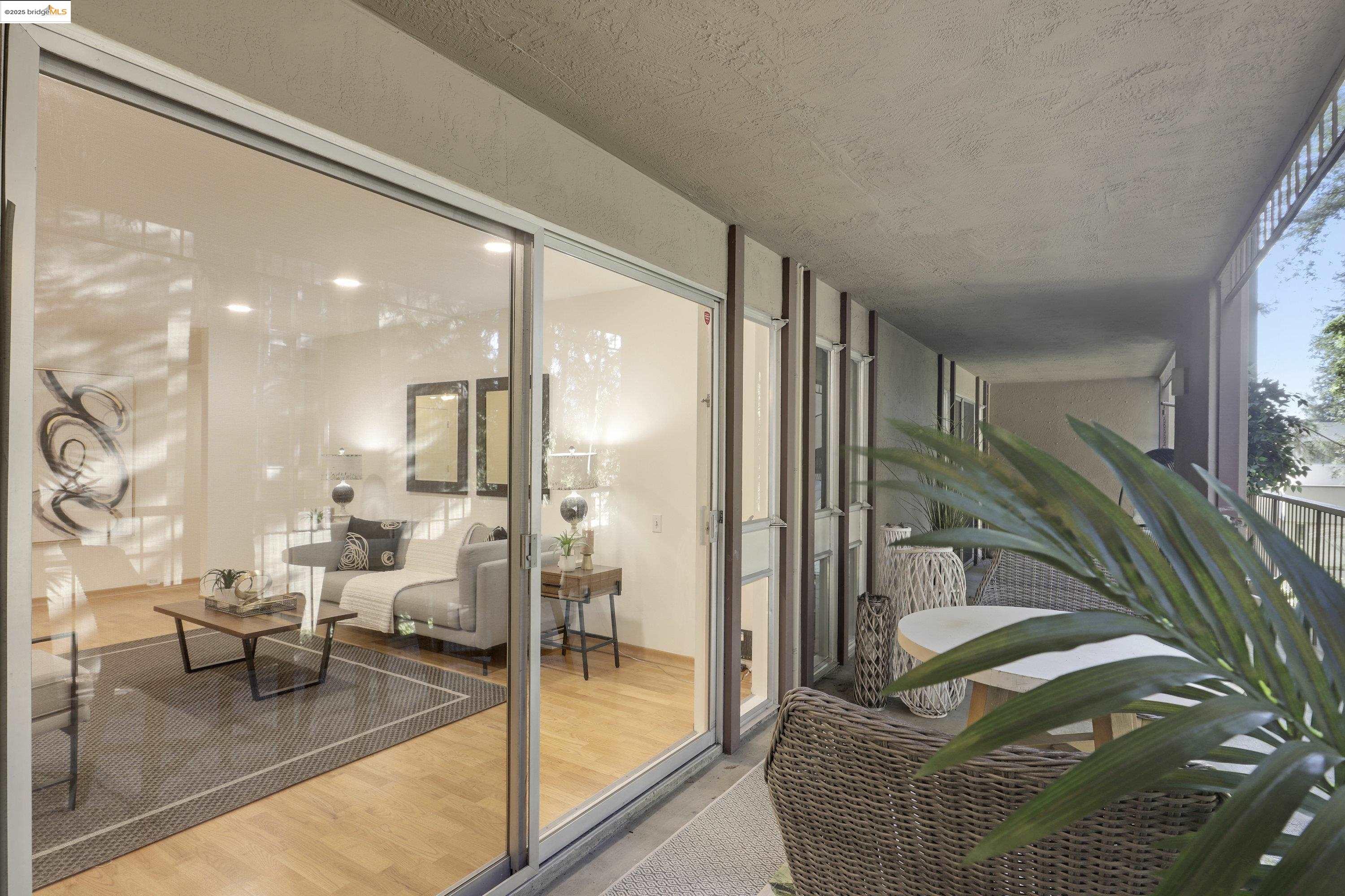Detail Gallery Image 4 of 31 For 323 Monte Vista Ave #107,  Oakland,  CA 94611 - 2 Beds | 2 Baths
