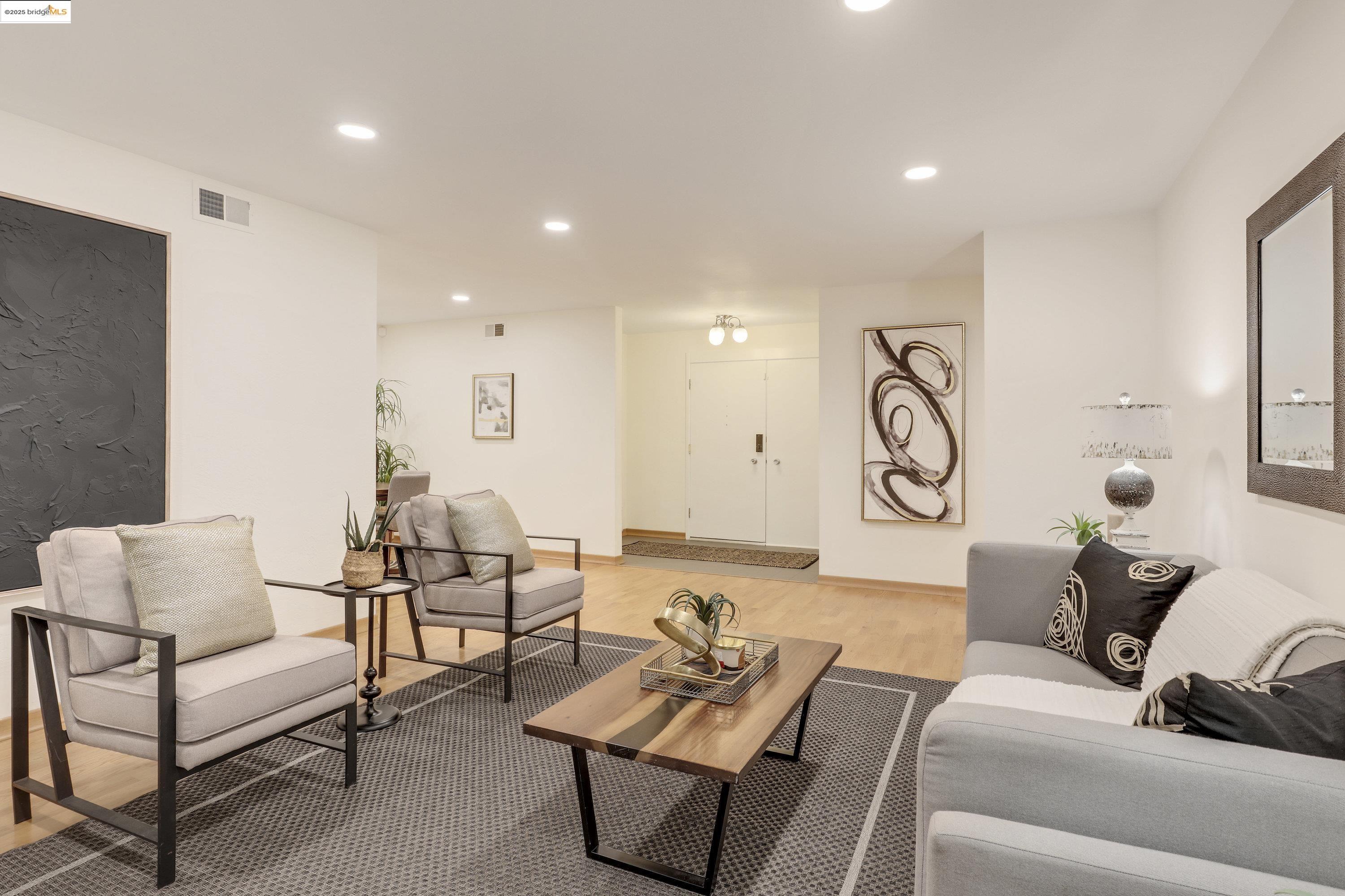 Detail Gallery Image 5 of 31 For 323 Monte Vista Ave #107,  Oakland,  CA 94611 - 2 Beds | 2 Baths