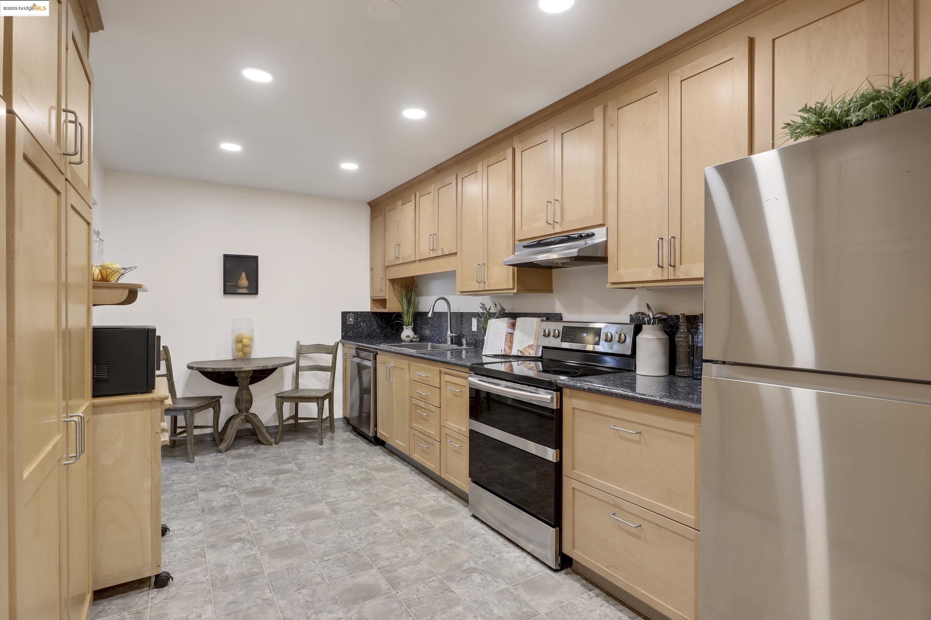 Detail Gallery Image 10 of 31 For 323 Monte Vista Ave #107,  Oakland,  CA 94611 - 2 Beds | 2 Baths
