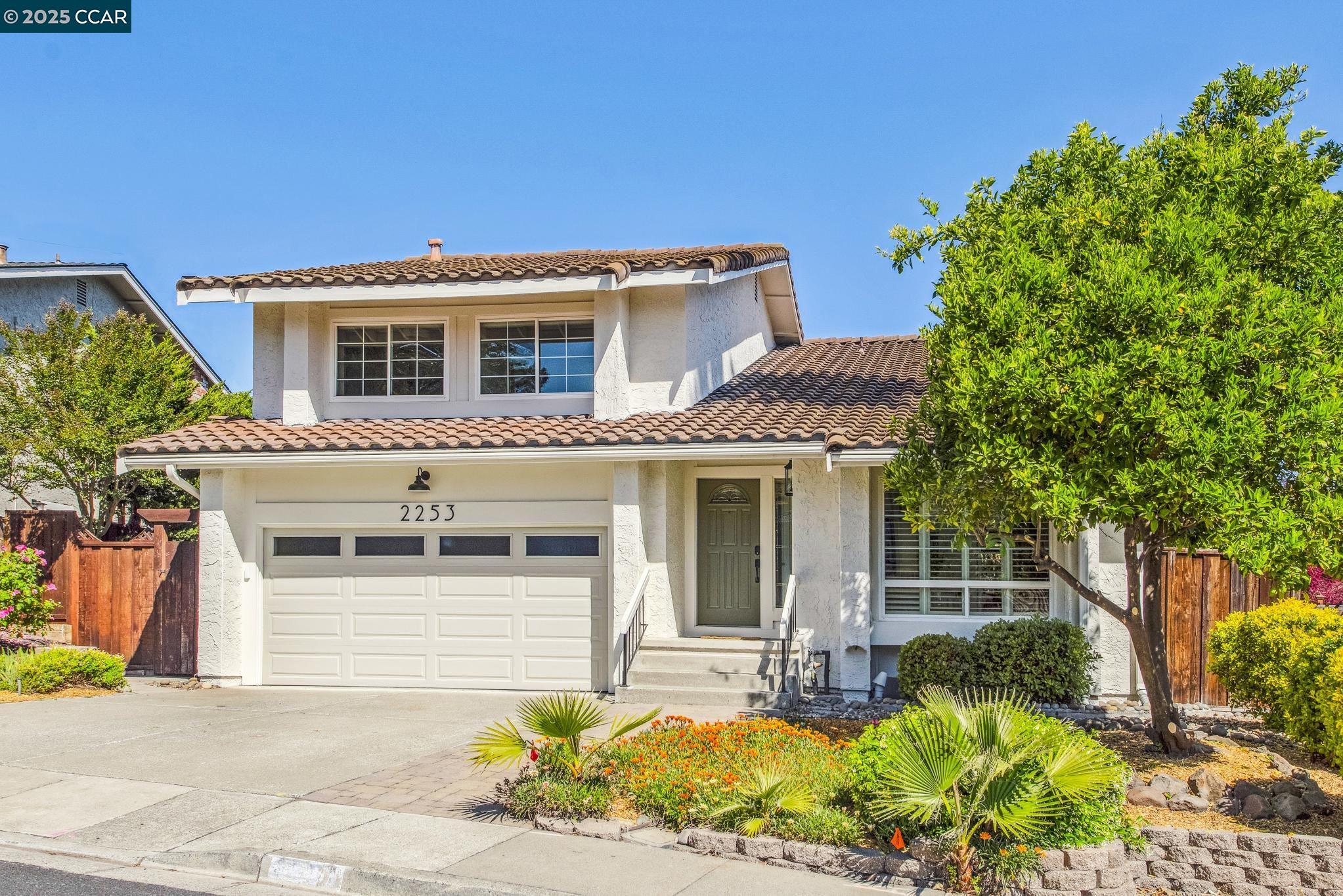 Detail Gallery Image 2 of 58 For 2253 Lake Crest Court, Martinez,  CA 94553 - 3 Beds | 2/1 Baths