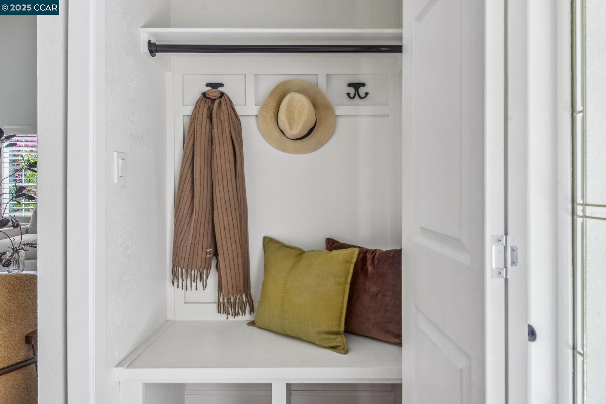 Detail Gallery Image 5 of 58 For 2253 Lake Crest Court, Martinez,  CA 94553 - 3 Beds | 2/1 Baths