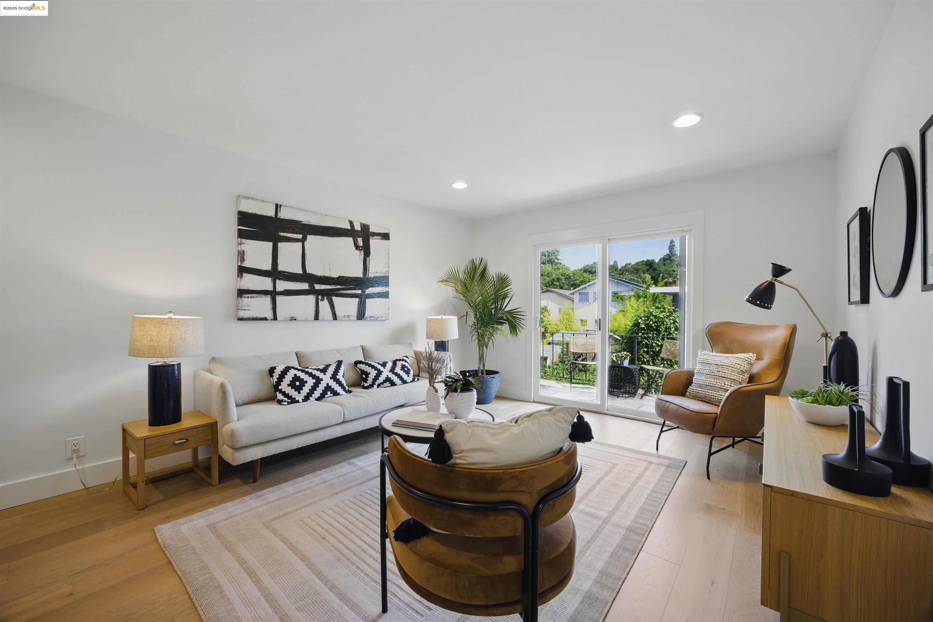 2028 Damuth St # 4, Oakland, California 94602, 2 Bedrooms Bedrooms, 4 Rooms Rooms,1 BathroomBathrooms,Residential,For Sale,2028 Damuth St # 4,41096850