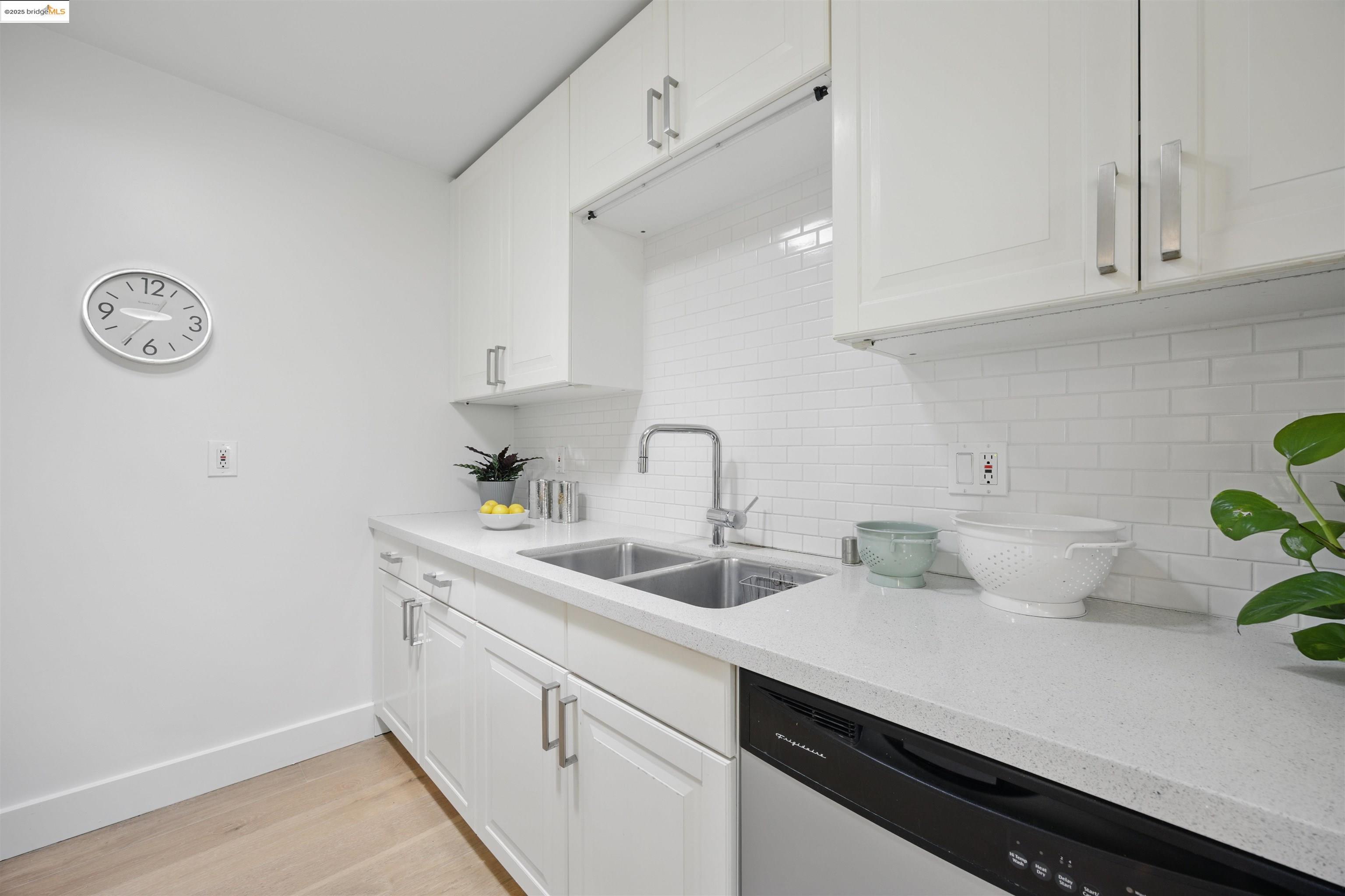 2028 Damuth St # 4, Oakland, California 94602, 2 Bedrooms Bedrooms, 4 Rooms Rooms,1 BathroomBathrooms,Residential,For Sale,2028 Damuth St # 4,41096850