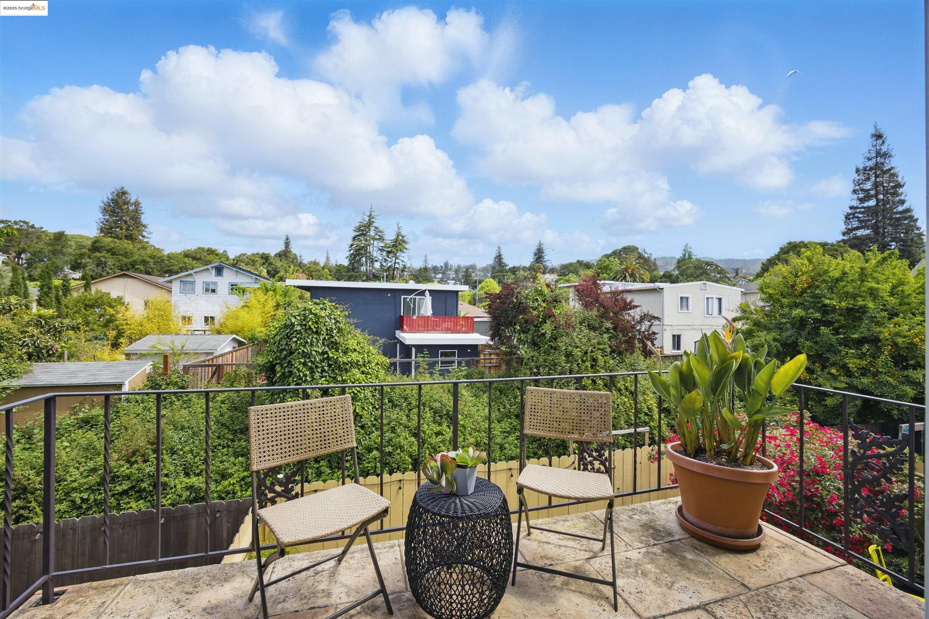 2028 Damuth St # 4, Oakland, California 94602, 2 Bedrooms Bedrooms, 4 Rooms Rooms,1 BathroomBathrooms,Residential,For Sale,2028 Damuth St # 4,41096850