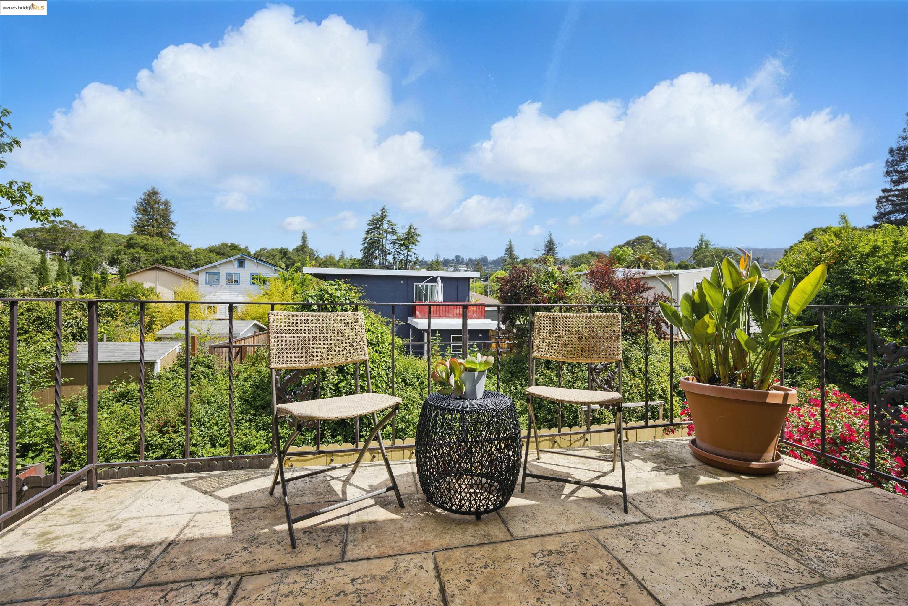 2028 Damuth St # 4, Oakland, California 94602, 2 Bedrooms Bedrooms, 4 Rooms Rooms,1 BathroomBathrooms,Residential,For Sale,2028 Damuth St # 4,41096850