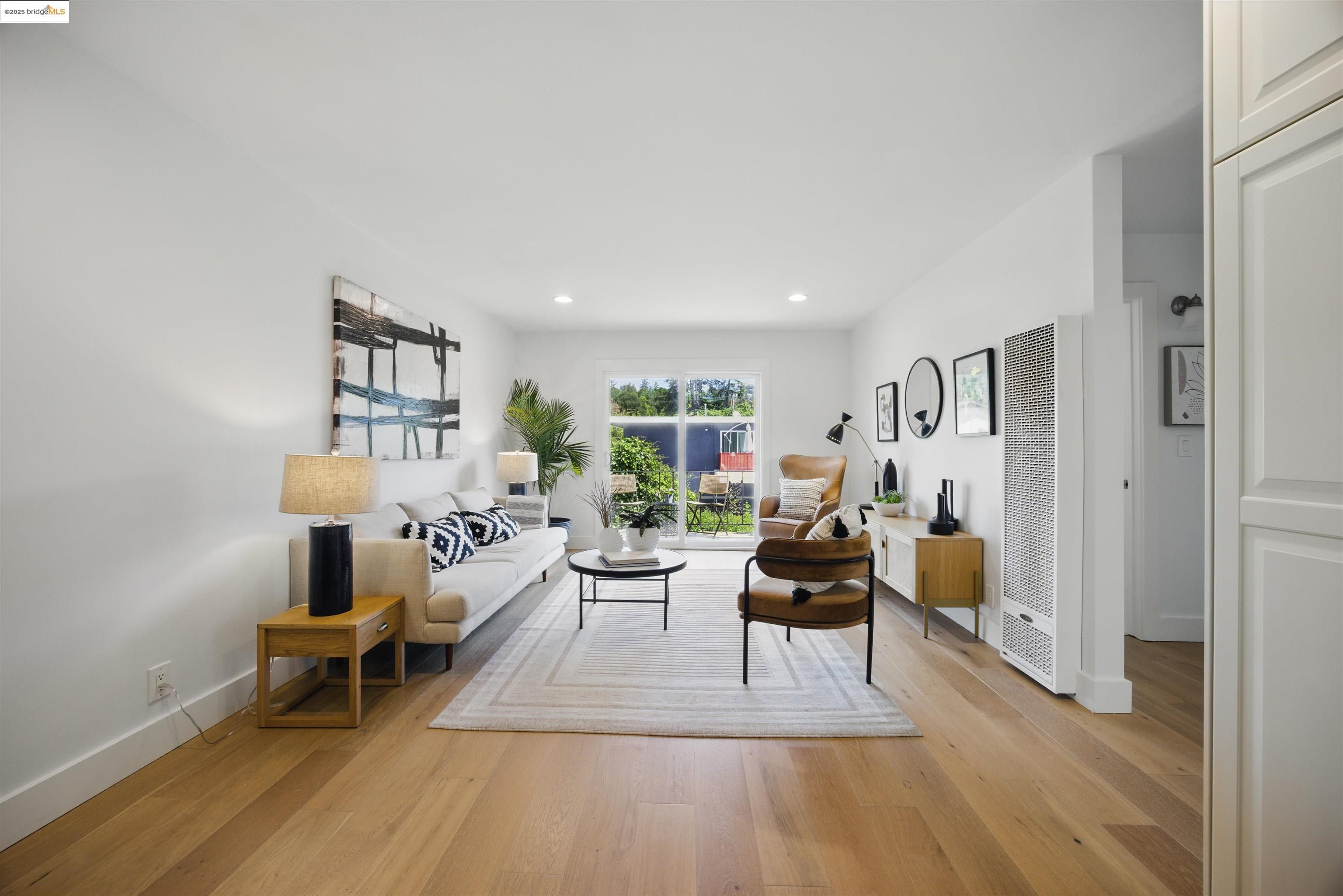 2028 Damuth St # 4, Oakland, California 94602, 2 Bedrooms Bedrooms, 4 Rooms Rooms,1 BathroomBathrooms,Residential,For Sale,2028 Damuth St # 4,41096850