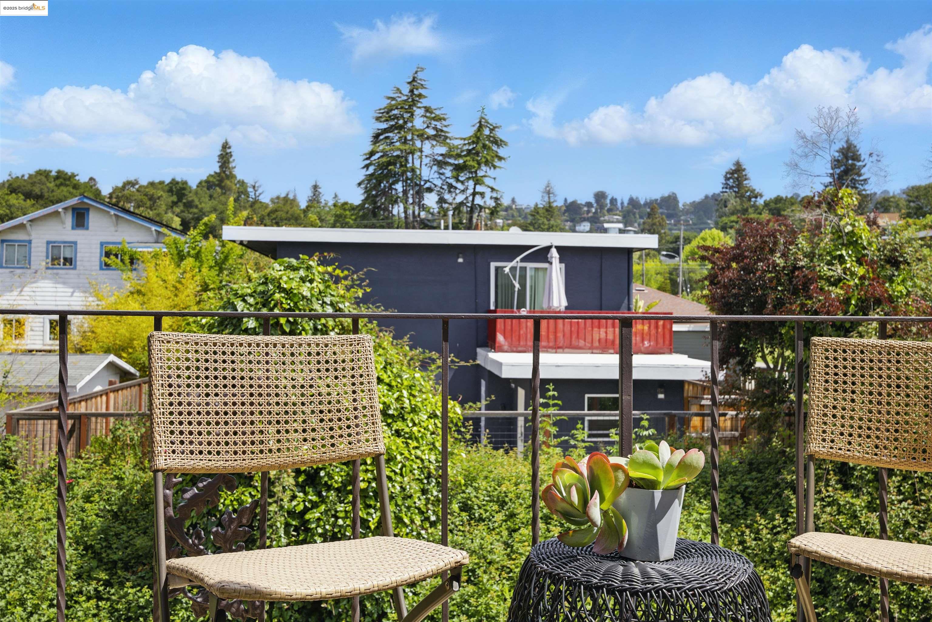 2028 Damuth St # 4, Oakland, California 94602, 2 Bedrooms Bedrooms, 4 Rooms Rooms,1 BathroomBathrooms,Residential,For Sale,2028 Damuth St # 4,41096850