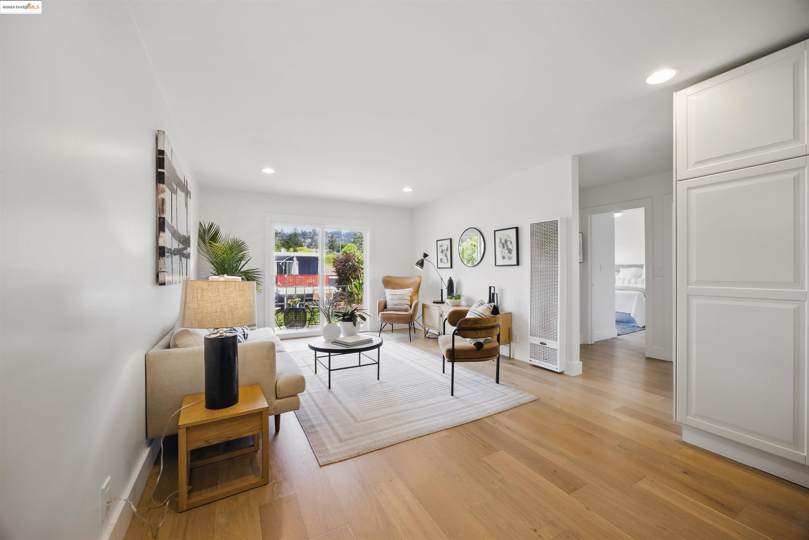 2028 Damuth St # 4, Oakland, California 94602, 2 Bedrooms Bedrooms, 4 Rooms Rooms,1 BathroomBathrooms,Residential,For Sale,2028 Damuth St # 4,41096850