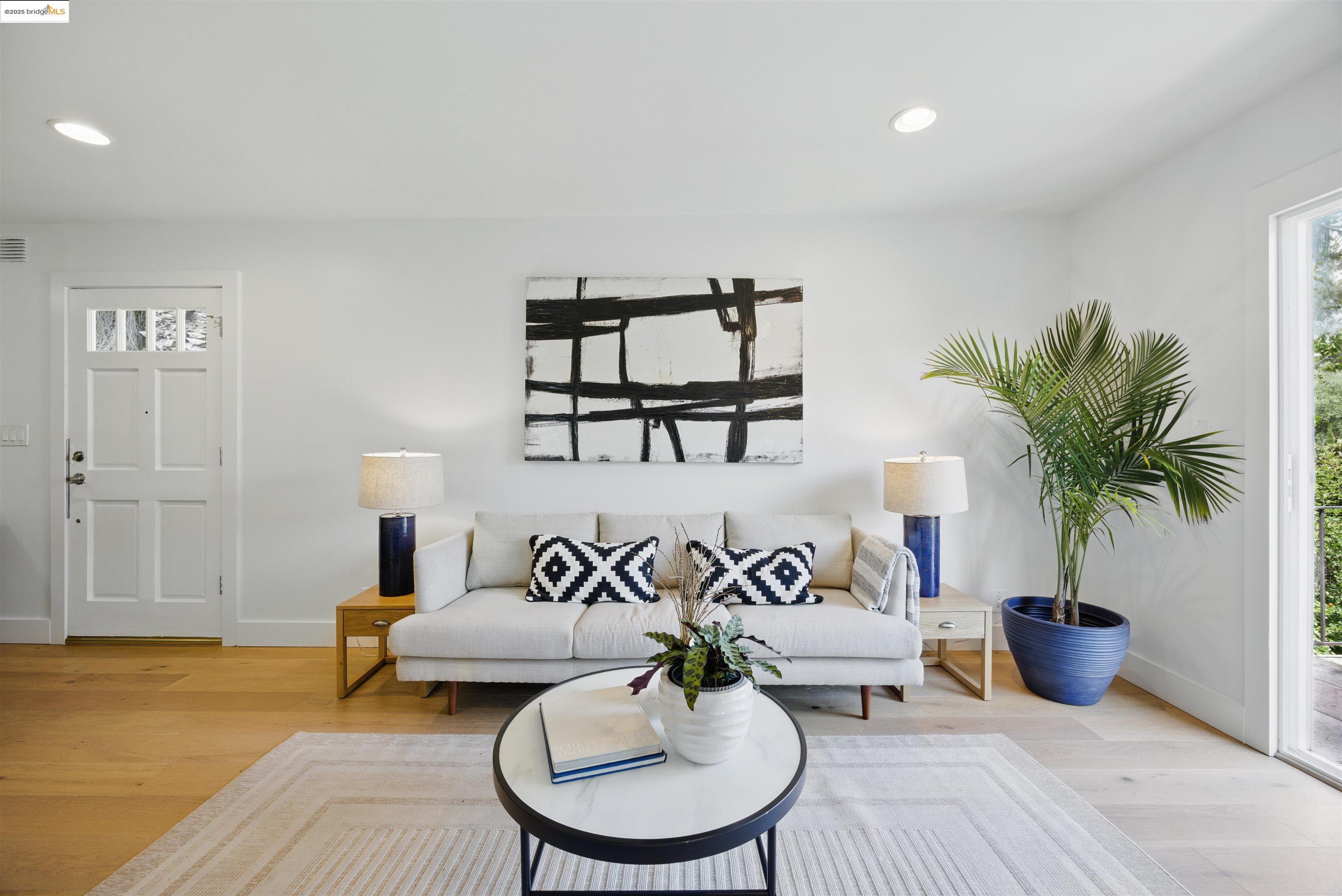 2028 Damuth St # 4, Oakland, California 94602, 2 Bedrooms Bedrooms, 4 Rooms Rooms,1 BathroomBathrooms,Residential,For Sale,2028 Damuth St # 4,41096850