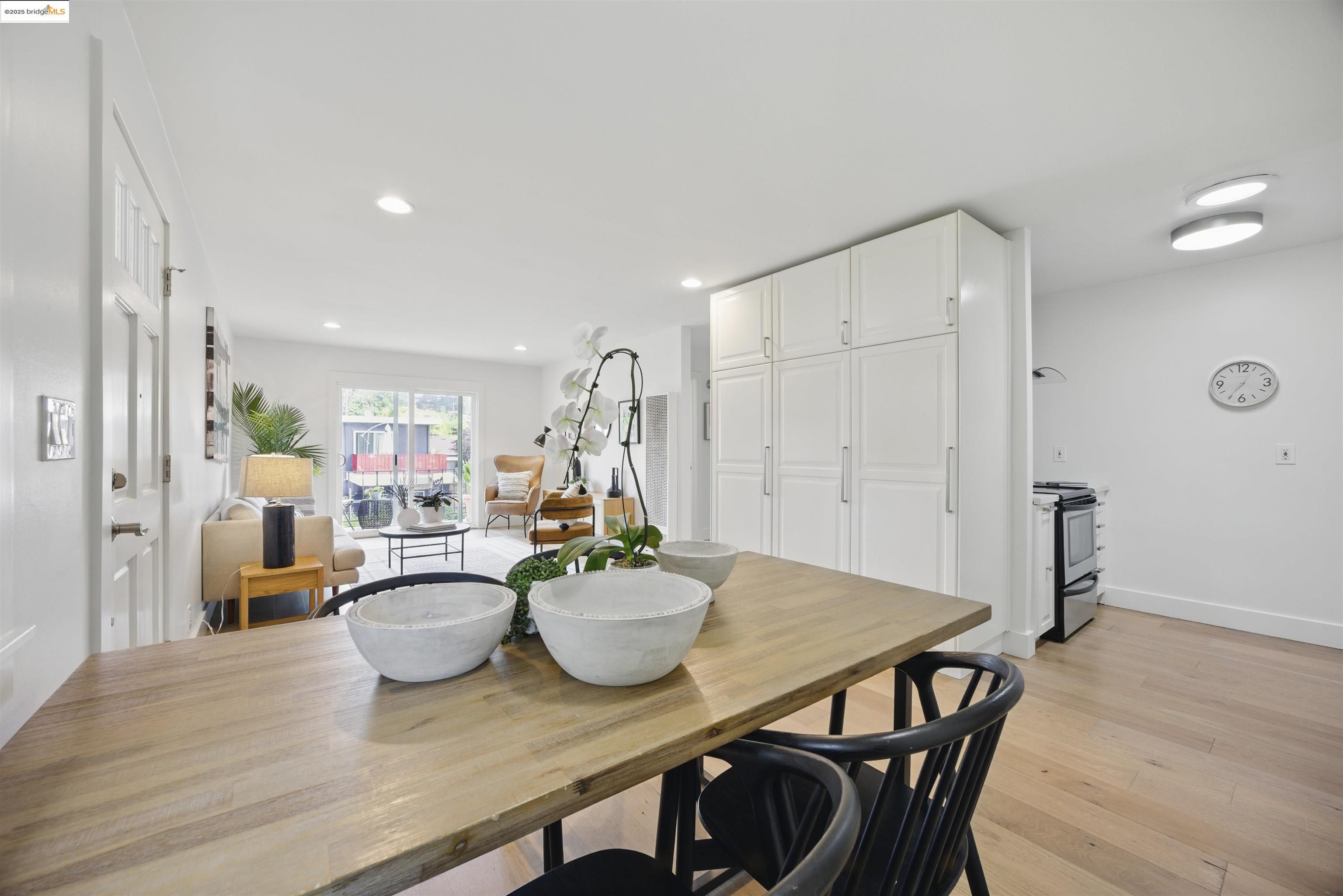 2028 Damuth St # 4, Oakland, California 94602, 2 Bedrooms Bedrooms, 4 Rooms Rooms,1 BathroomBathrooms,Residential,For Sale,2028 Damuth St # 4,41096850