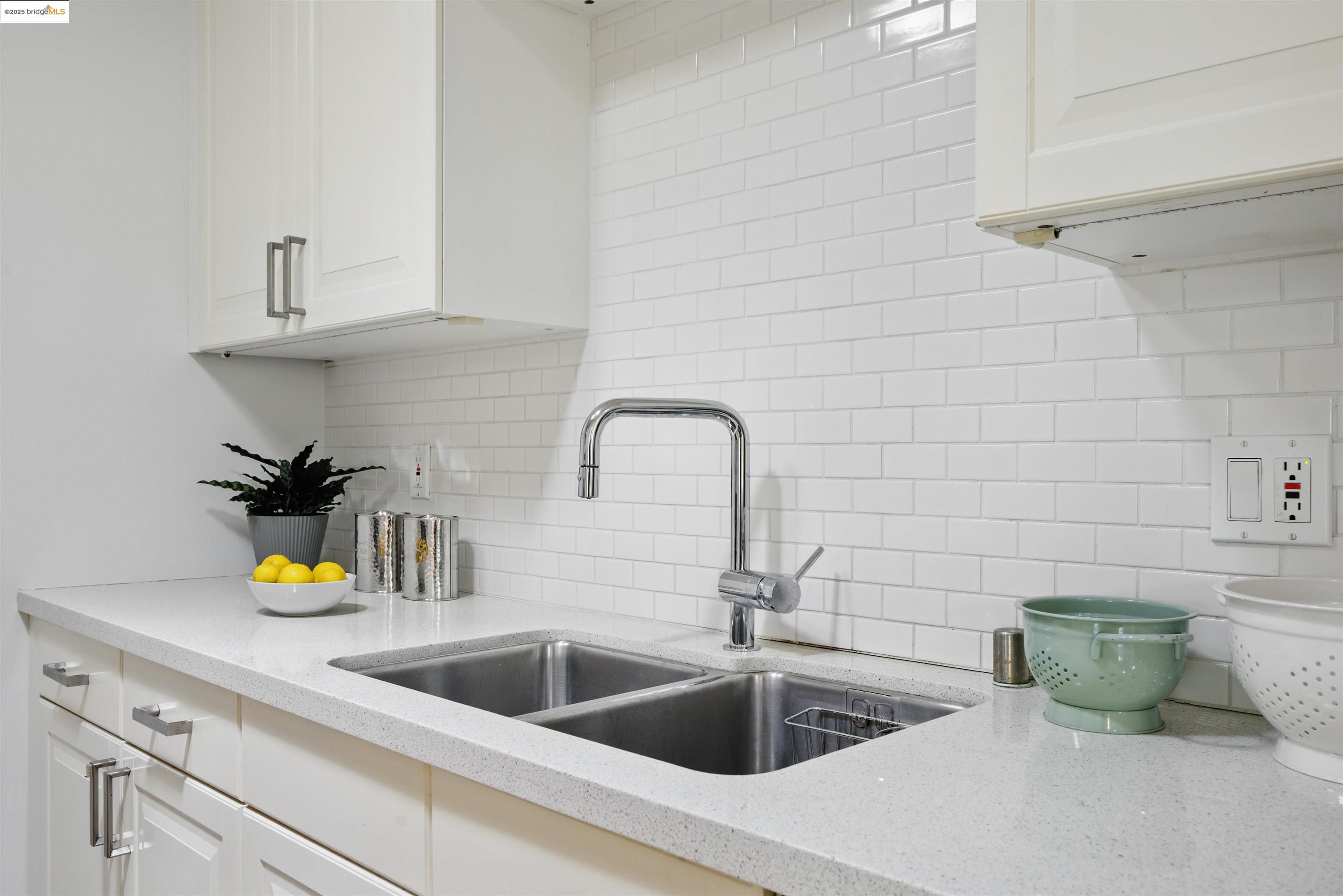 2028 Damuth St # 4, Oakland, California 94602, 2 Bedrooms Bedrooms, 4 Rooms Rooms,1 BathroomBathrooms,Residential,For Sale,2028 Damuth St # 4,41096850