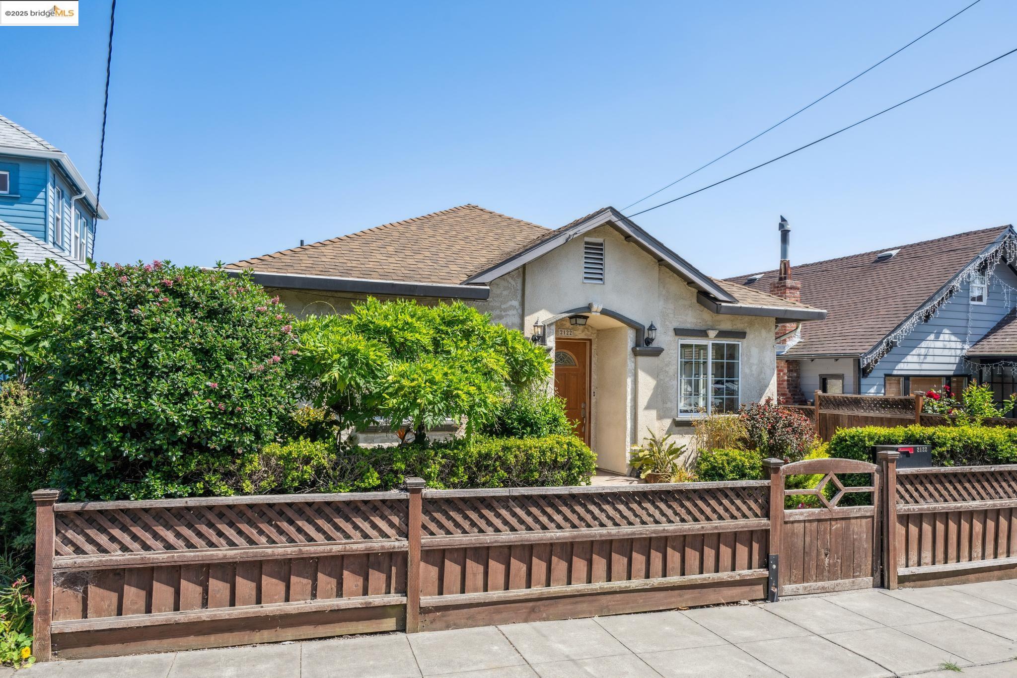 Detail Gallery Image 2 of 54 For 2122 42nd Ave, Oakland,  CA 94601 - 4 Beds | 2 Baths