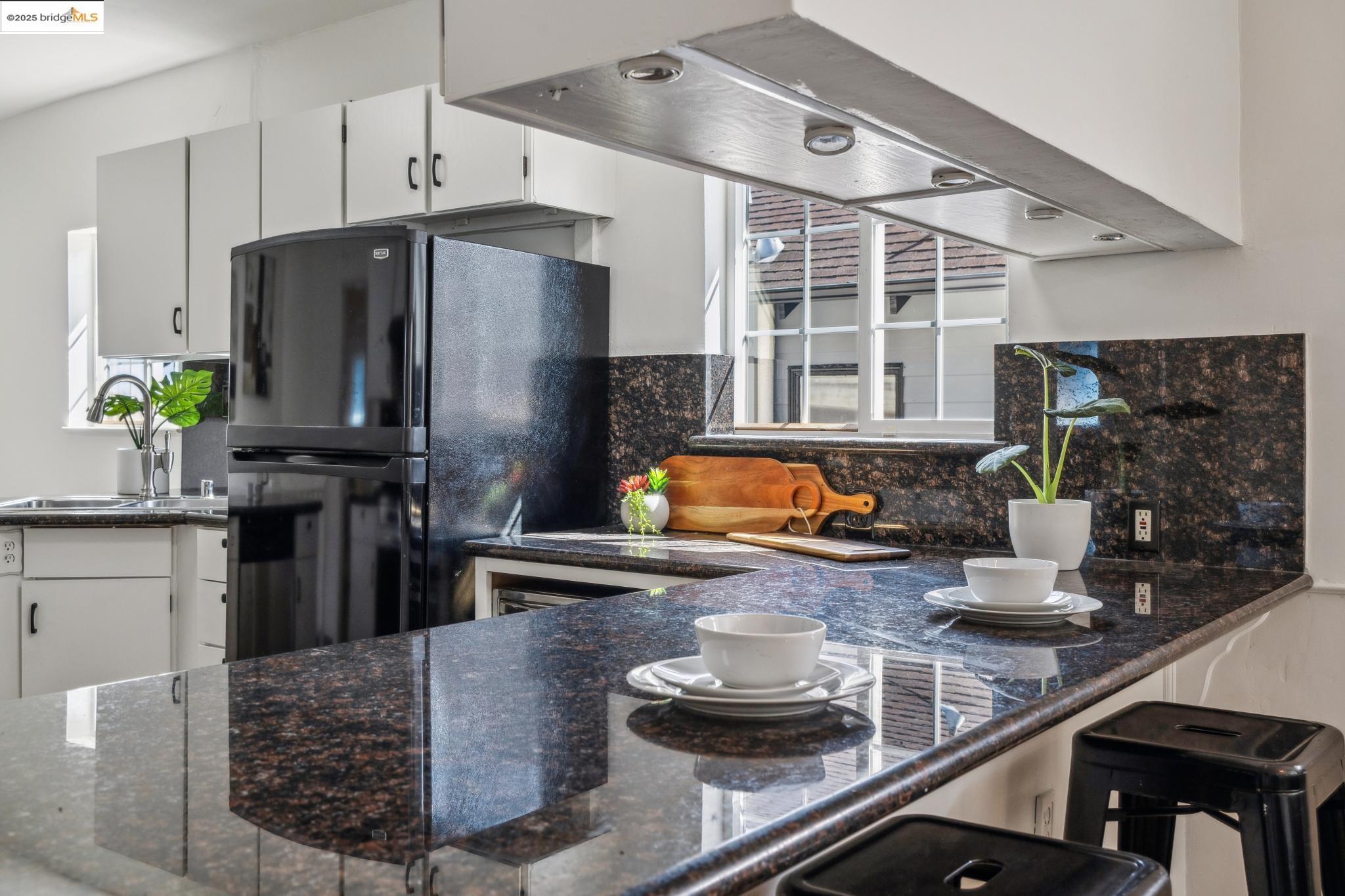 Detail Gallery Image 14 of 54 For 2122 42nd Ave, Oakland,  CA 94601 - 4 Beds | 2 Baths