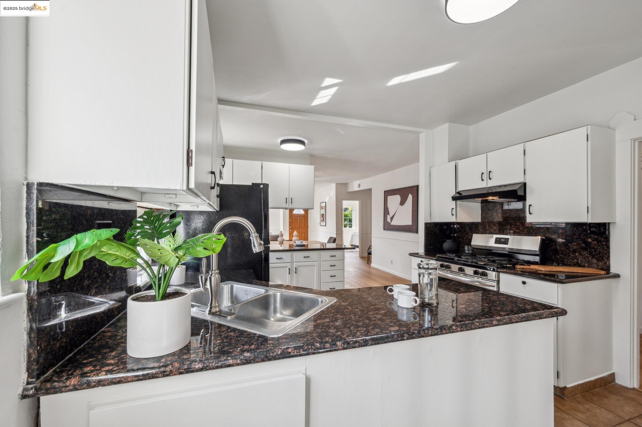 Detail Gallery Image 18 of 54 For 2122 42nd Ave, Oakland,  CA 94601 - 4 Beds | 2 Baths