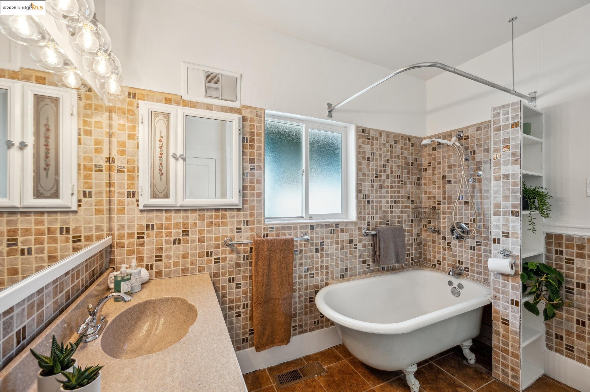 Detail Gallery Image 28 of 54 For 2122 42nd Ave, Oakland,  CA 94601 - 4 Beds | 2 Baths