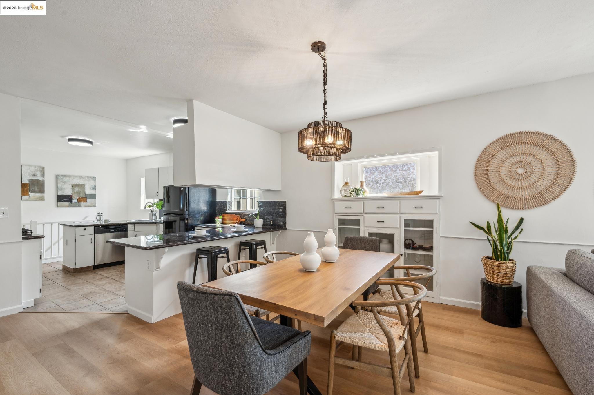 Detail Gallery Image 8 of 54 For 2122 42nd Ave, Oakland,  CA 94601 - 4 Beds | 2 Baths