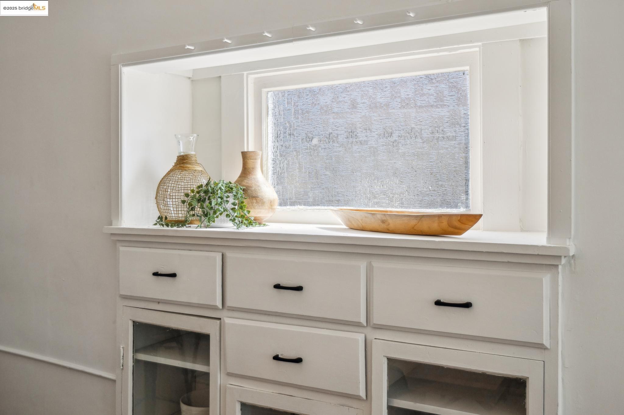 Detail Gallery Image 10 of 54 For 2122 42nd Ave, Oakland,  CA 94601 - 4 Beds | 2 Baths