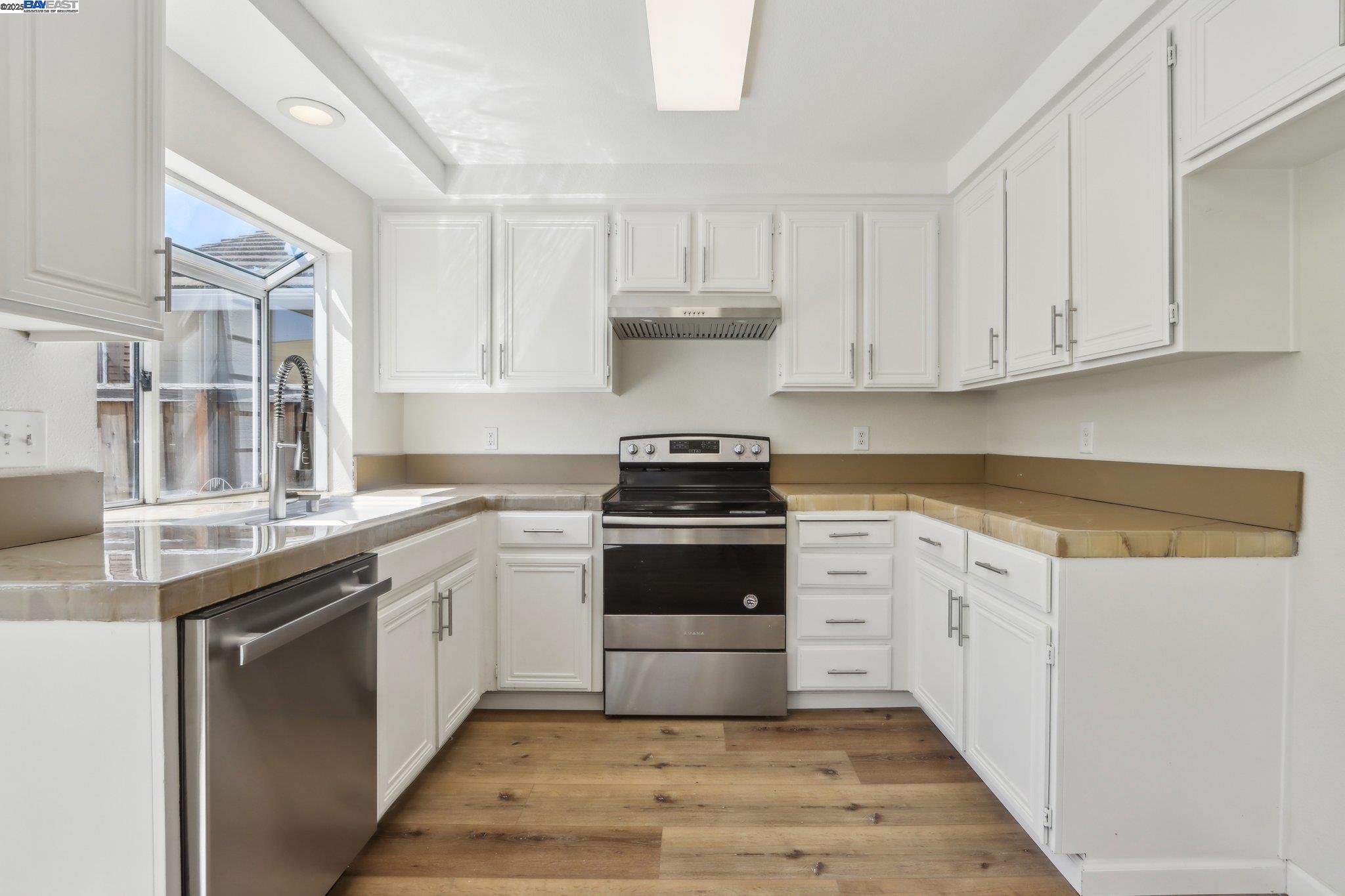 Detail Gallery Image 13 of 46 For 2164 Rain Drop Cir, Pittsburg,  CA 94565 - 3 Beds | 2/1 Baths
