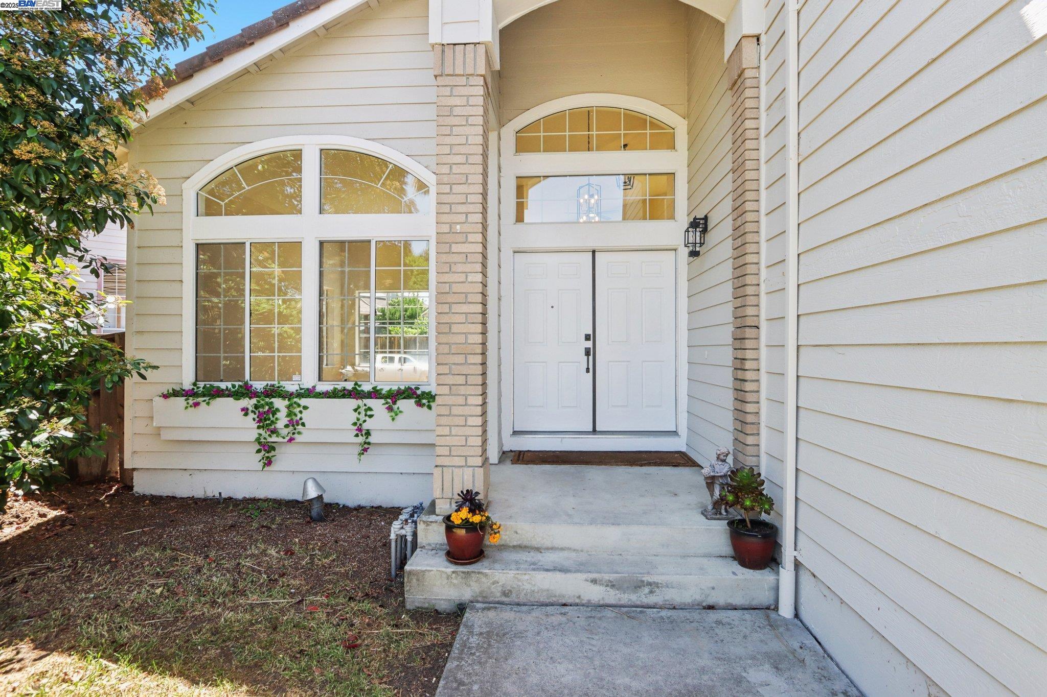 Detail Gallery Image 4 of 46 For 2164 Rain Drop Cir, Pittsburg,  CA 94565 - 3 Beds | 2/1 Baths