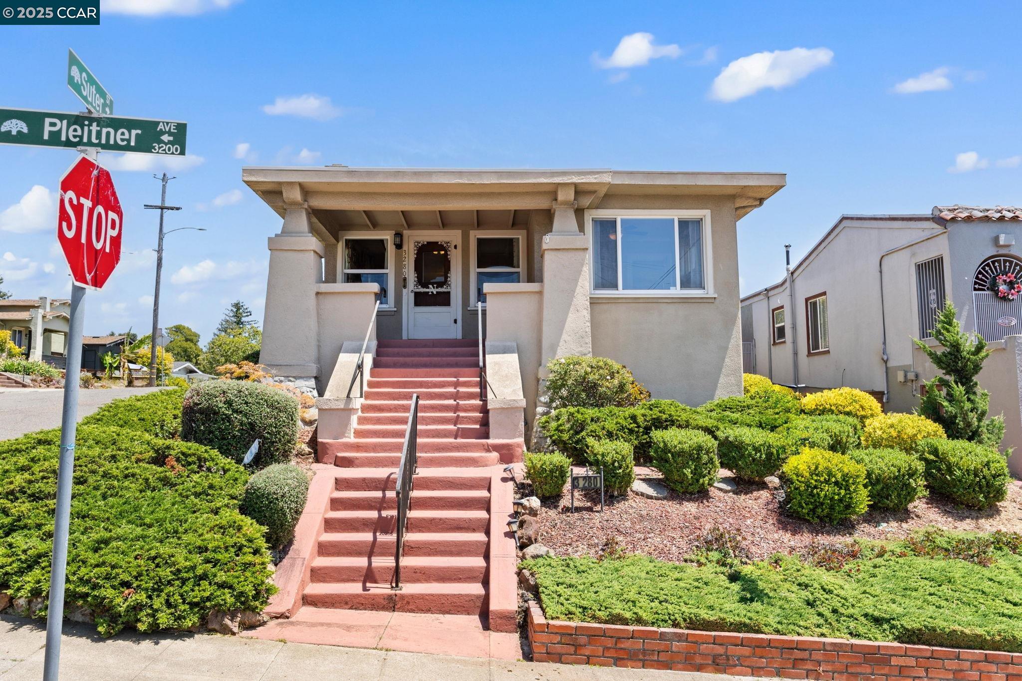 Detail Gallery Image 2 of 36 For 3280 Pleitner Ave, Oakland,  CA 94602 - 2 Beds | 1 Baths