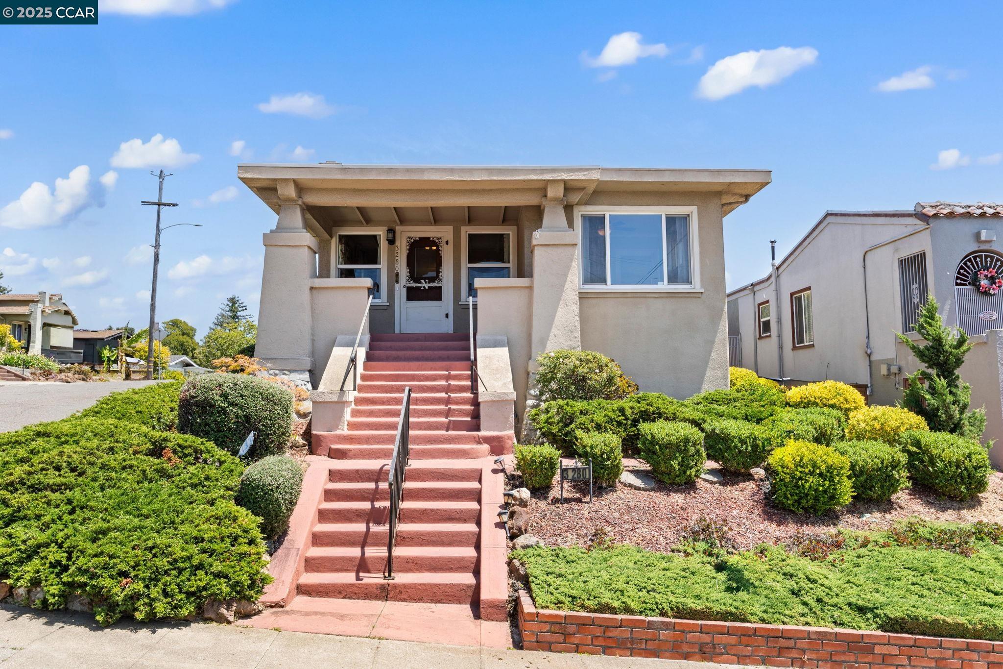 Detail Gallery Image 3 of 36 For 3280 Pleitner Ave, Oakland,  CA 94602 - 2 Beds | 1 Baths