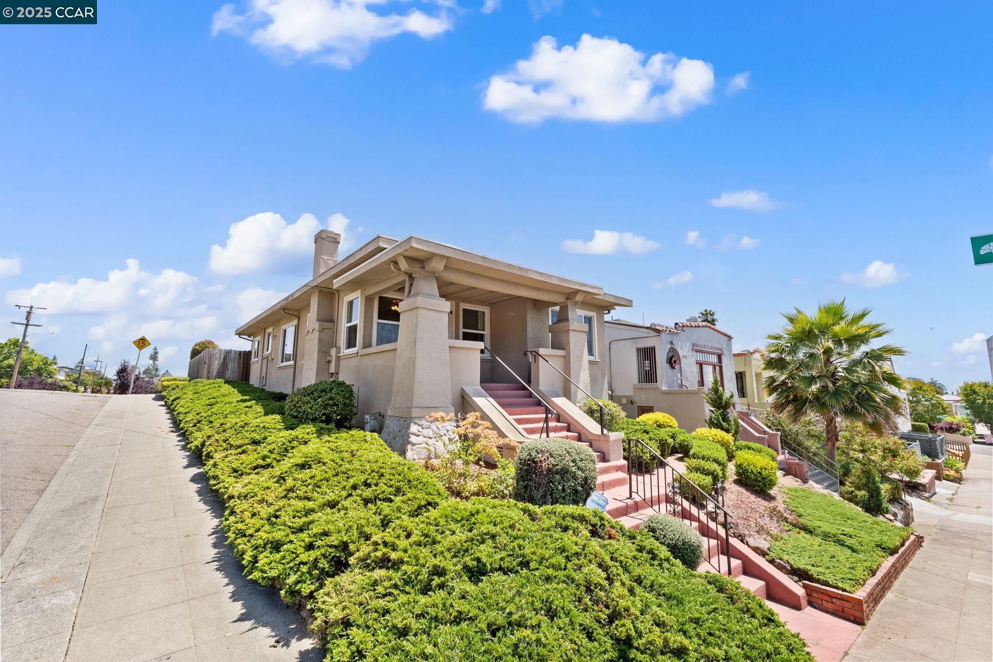 Detail Gallery Image 4 of 36 For 3280 Pleitner Ave, Oakland,  CA 94602 - 2 Beds | 1 Baths