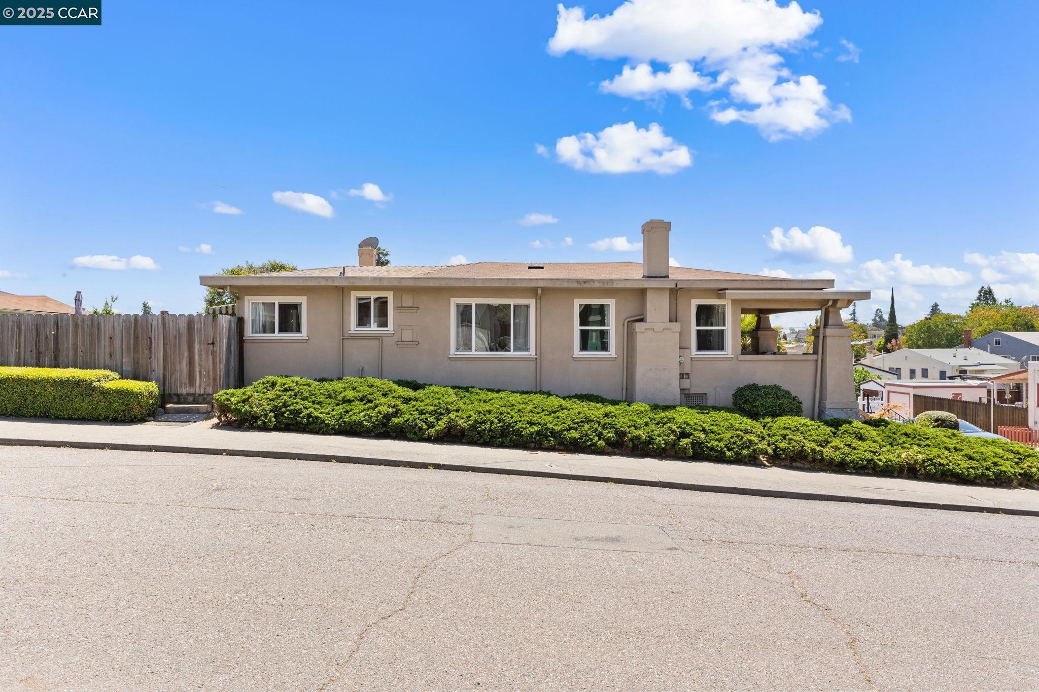 Detail Gallery Image 5 of 36 For 3280 Pleitner Ave, Oakland,  CA 94602 - 2 Beds | 1 Baths