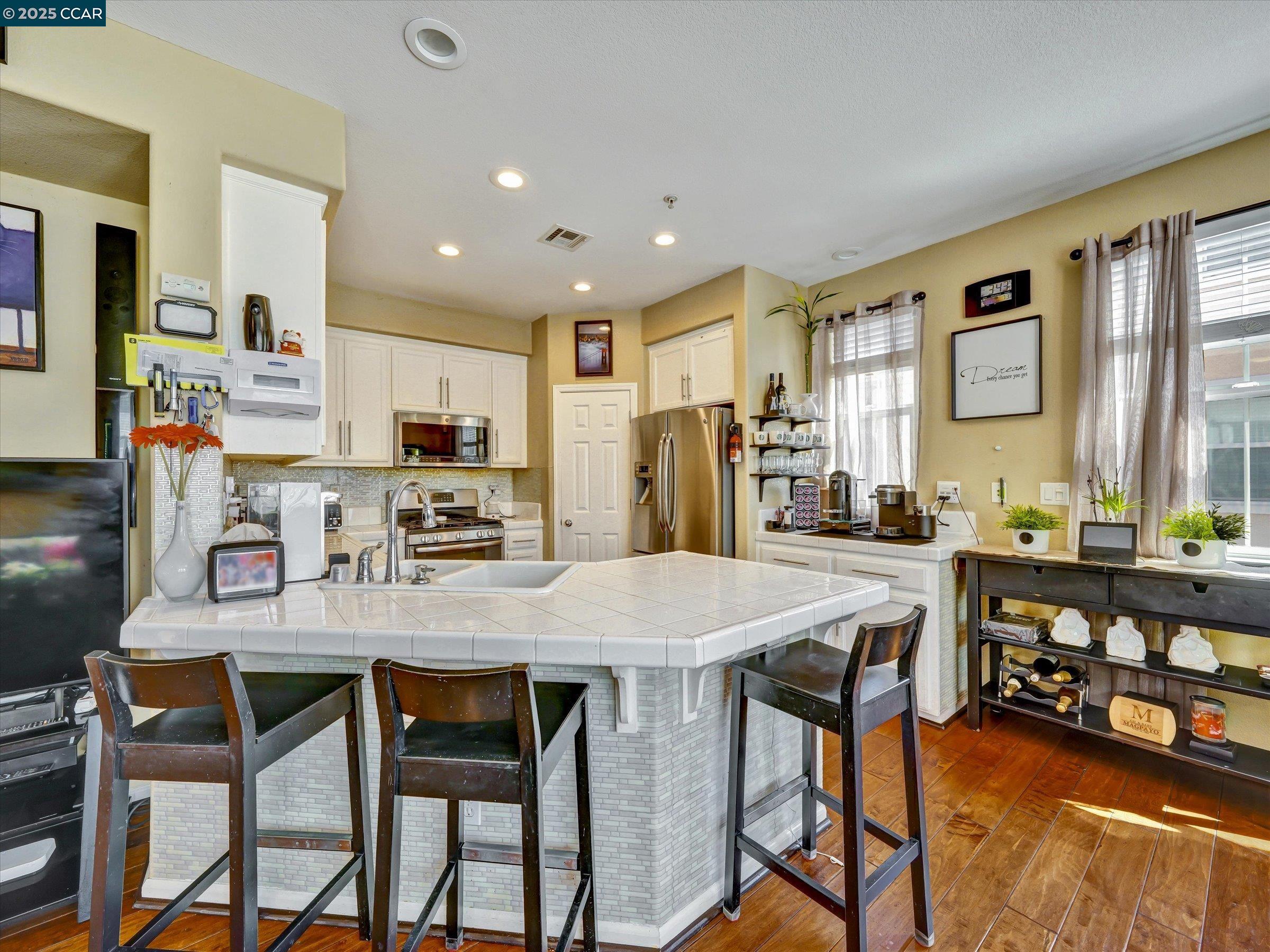 Detail Gallery Image 12 of 41 For 750 Summer Ln, Richmond,  CA 94806 - 3 Beds | 2/1 Baths