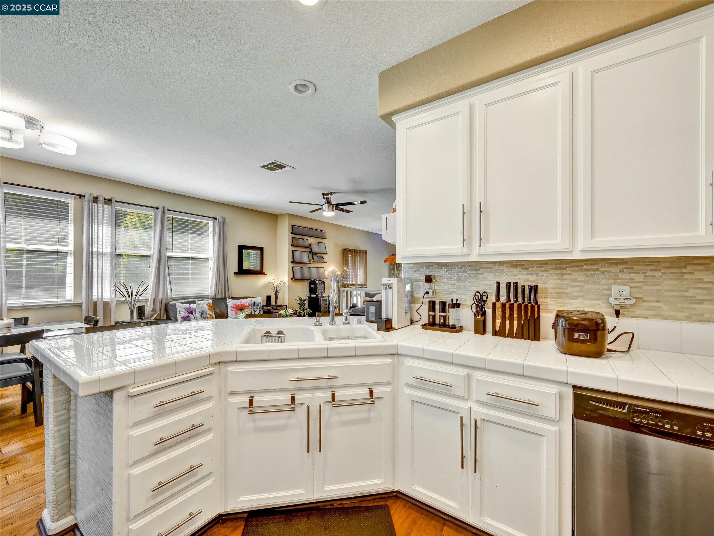 Detail Gallery Image 9 of 41 For 750 Summer Ln, Richmond,  CA 94806 - 3 Beds | 2/1 Baths