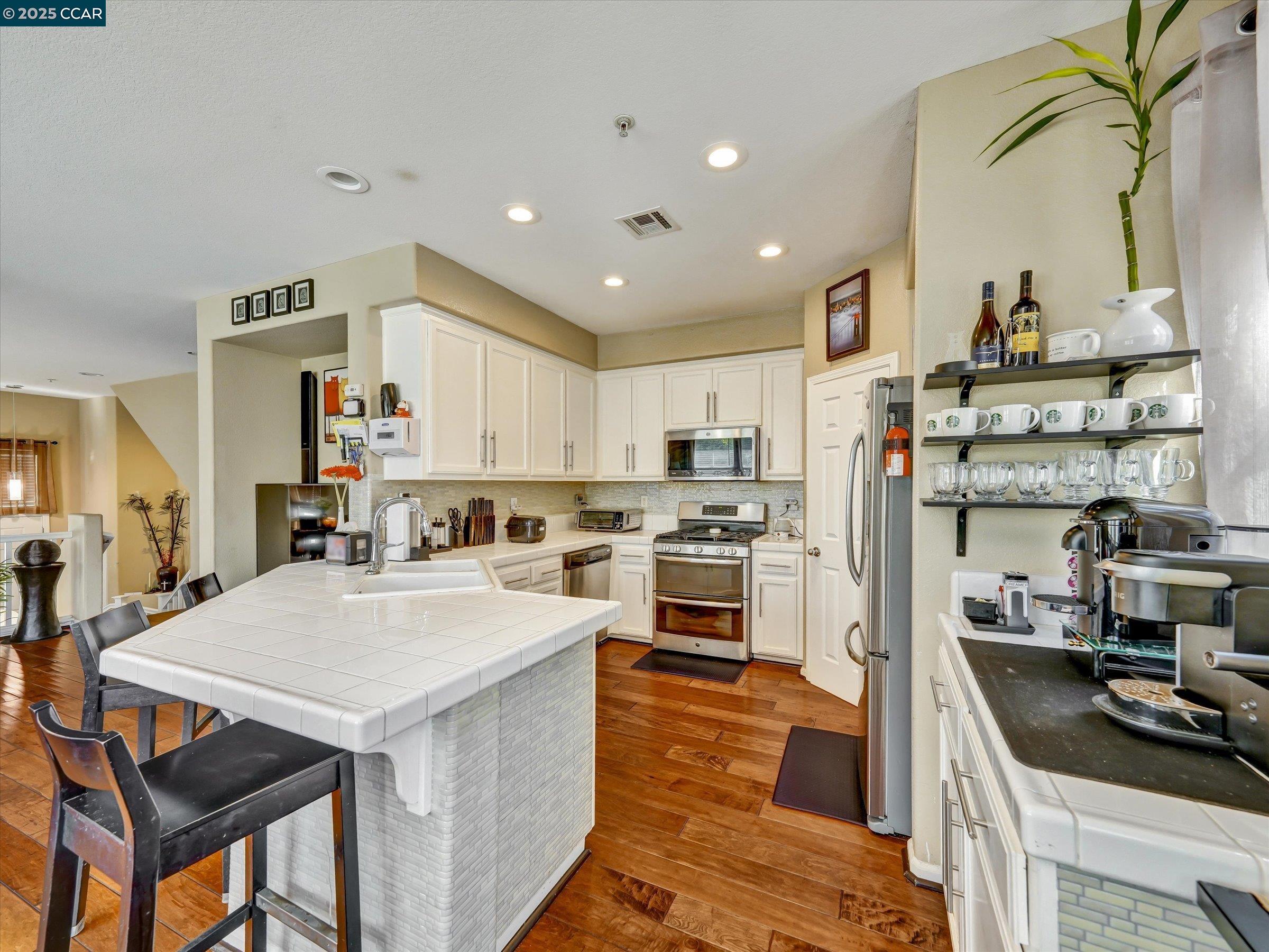 Detail Gallery Image 10 of 41 For 750 Summer Ln, Richmond,  CA 94806 - 3 Beds | 2/1 Baths
