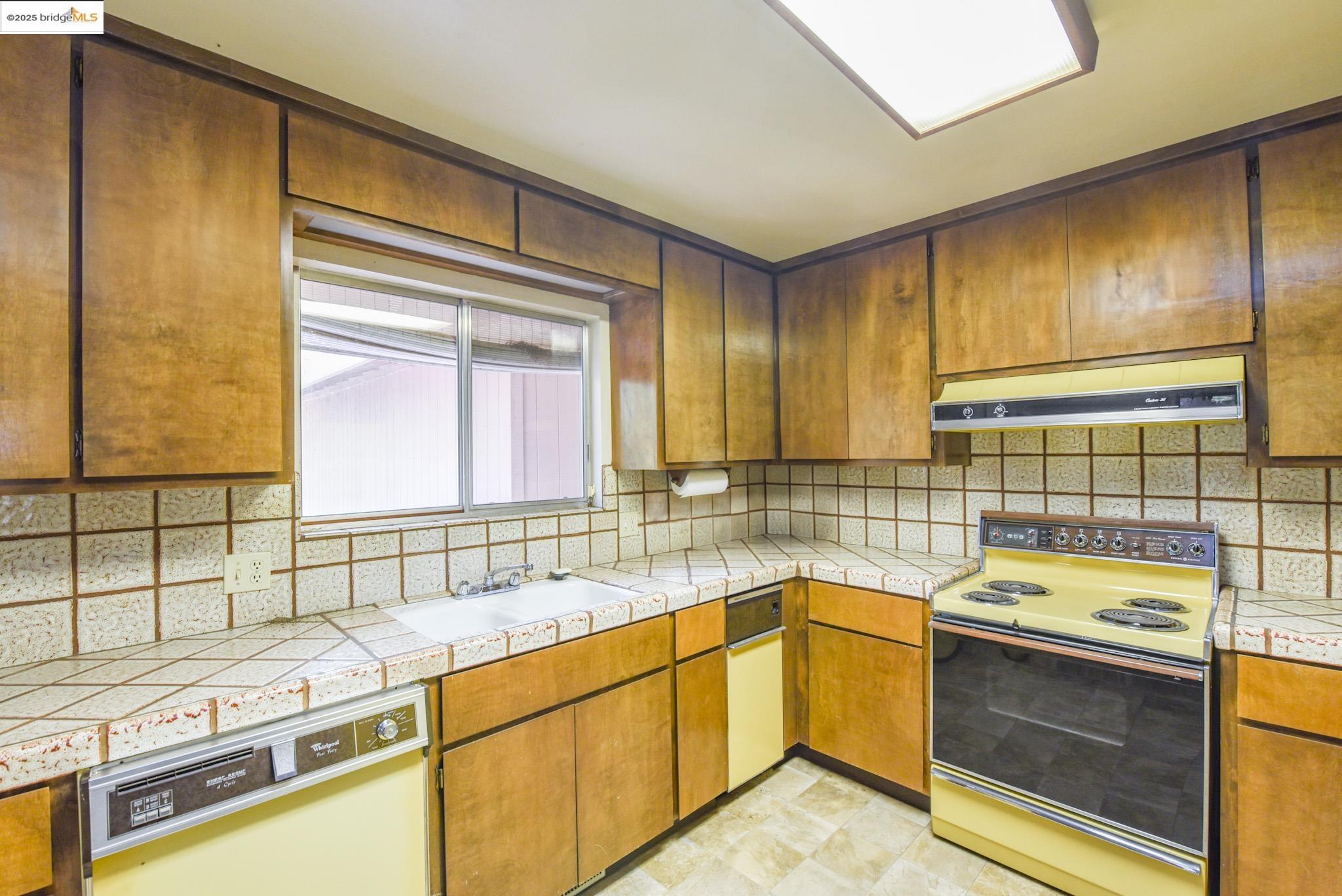 Detail Gallery Image 4 of 32 For 21919 Fallview Dr, Sonora,  CA 95370 - 3 Beds | 2 Baths