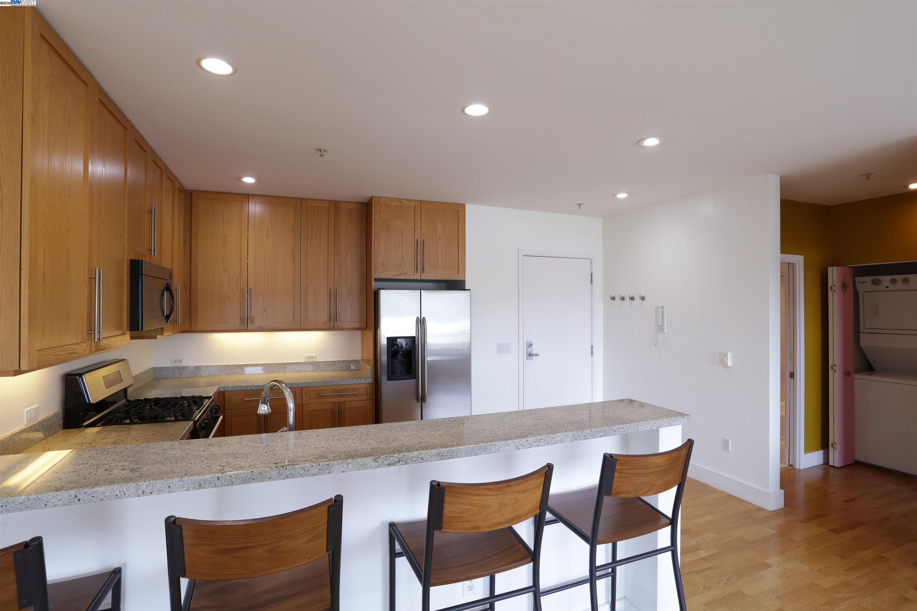 Detail Gallery Image 5 of 13 For 371 30th #201,  Oakland,  CA 94609 - 1 Beds | 1 Baths