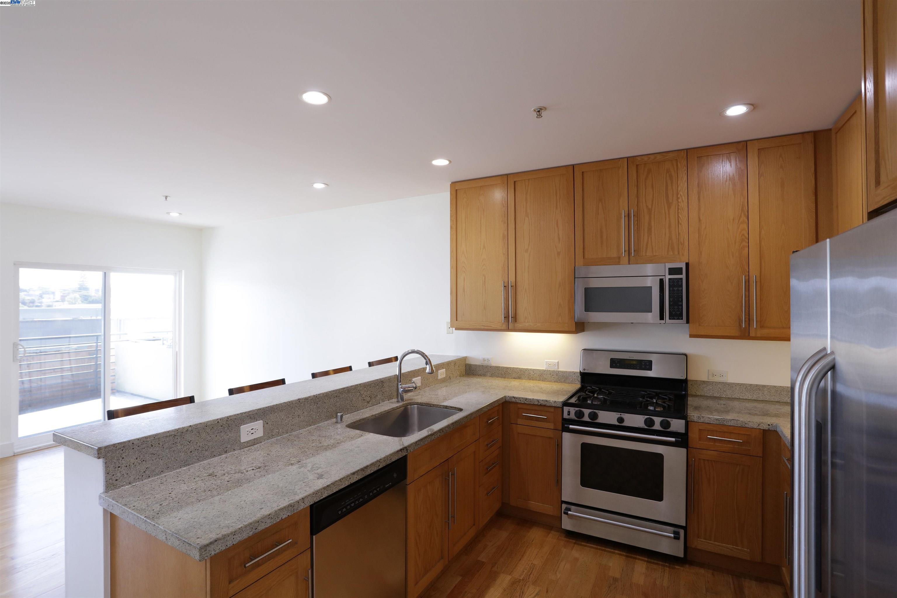 Detail Gallery Image 9 of 13 For 371 30th #201,  Oakland,  CA 94609 - 1 Beds | 1 Baths