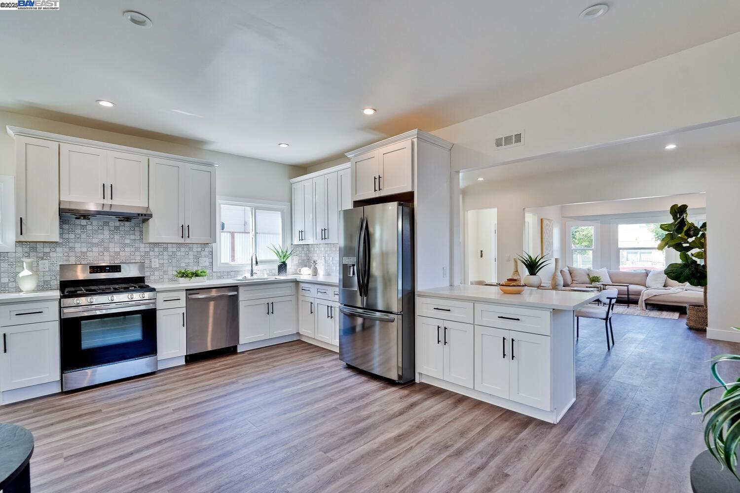 Detail Gallery Image 17 of 52 For 1611 15th Street, Oakland,  CA 94607 - 3 Beds | 2/1 Baths