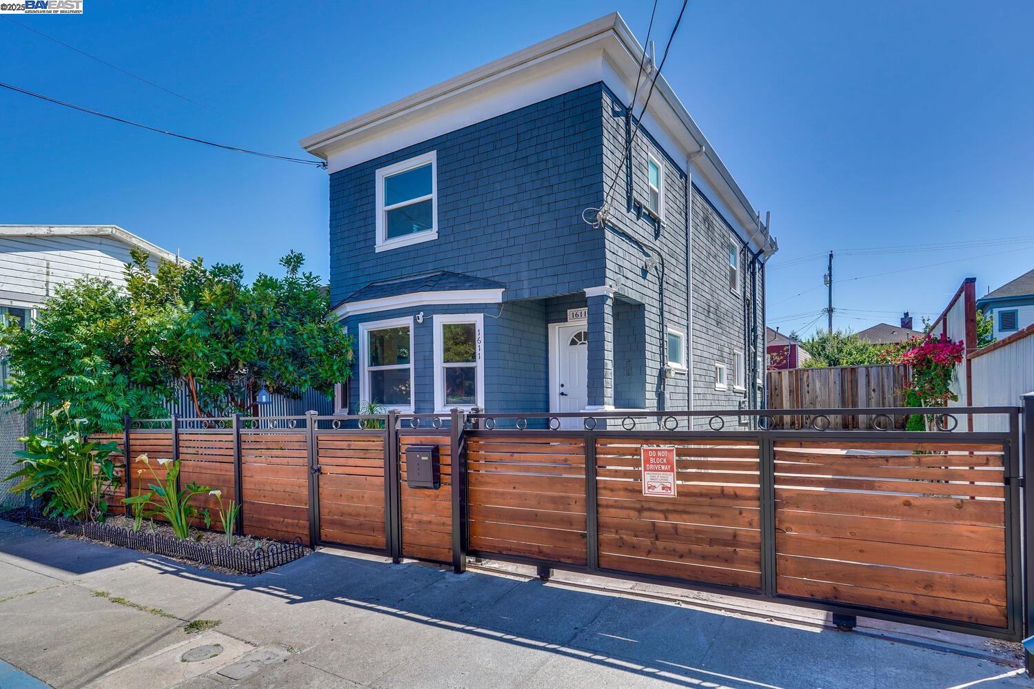Detail Gallery Image 3 of 52 For 1611 15th Street, Oakland,  CA 94607 - 3 Beds | 2/1 Baths